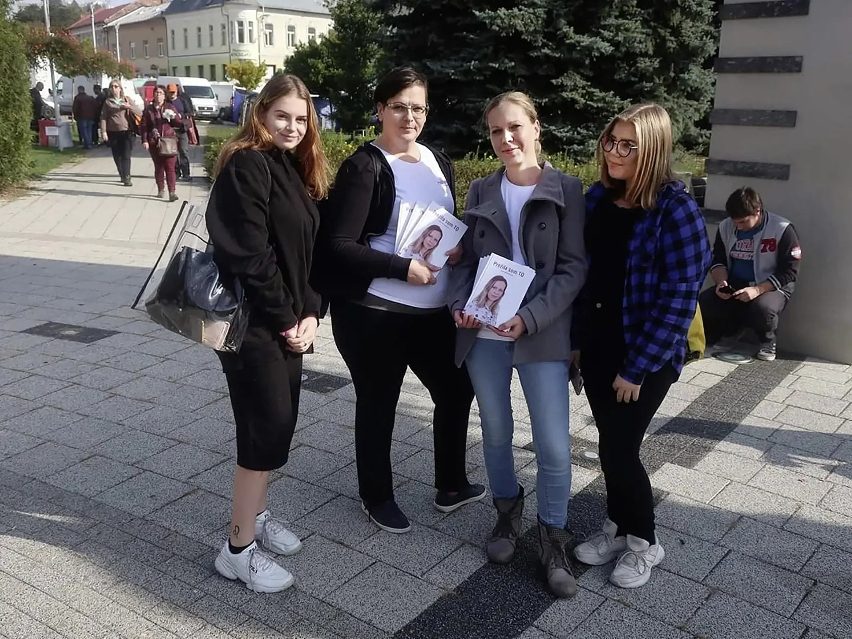Pyšné mamy so svojimi dcérami, ktoré sú tiež kamarátky.