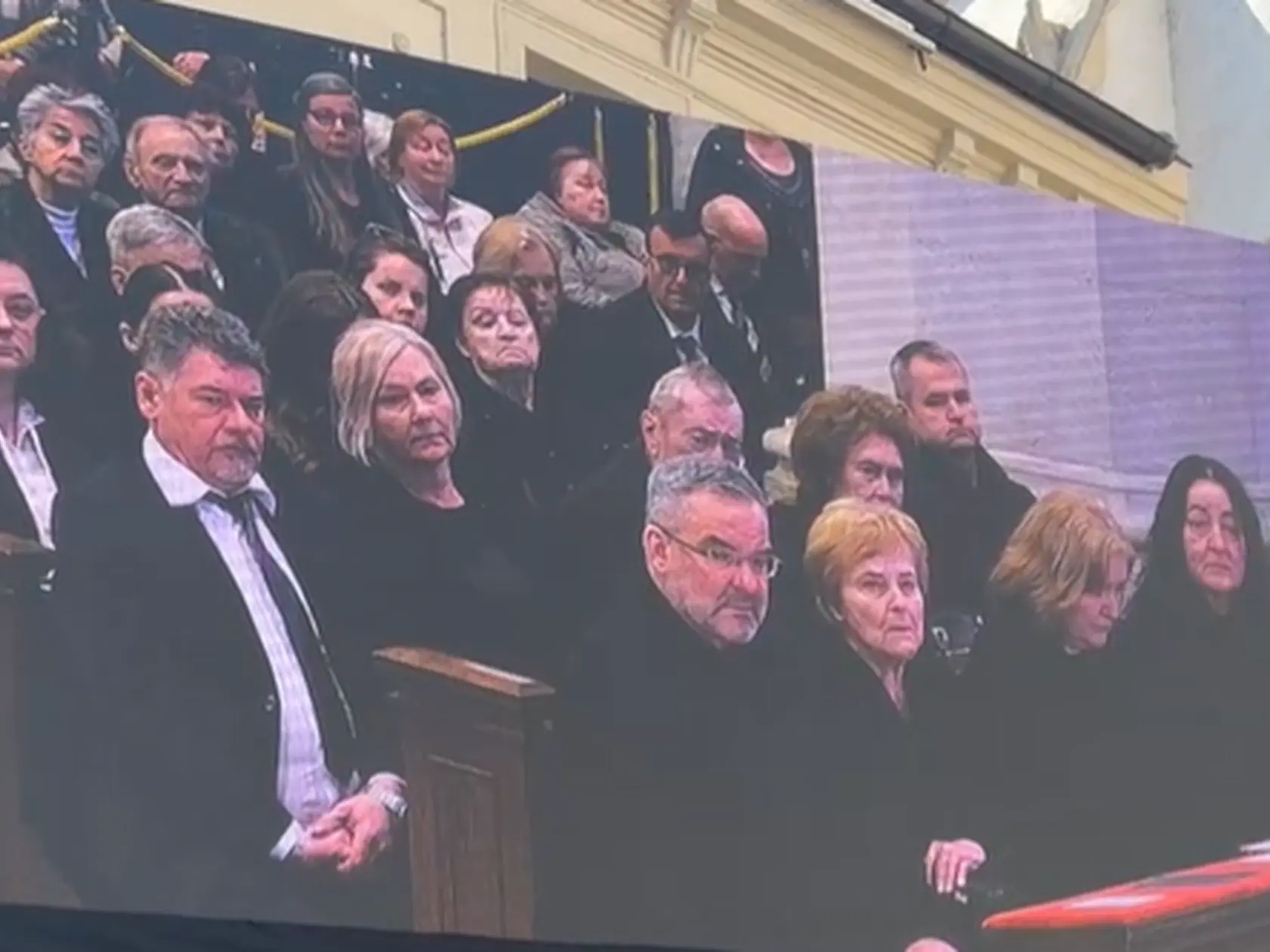 Posledná rozlúčka s hercom Štefanom Kvietikom († 90) v Katedrále sv. Martina v Bratislave. Vpredu vdova Eva Kvietiková so synom a dcérami.