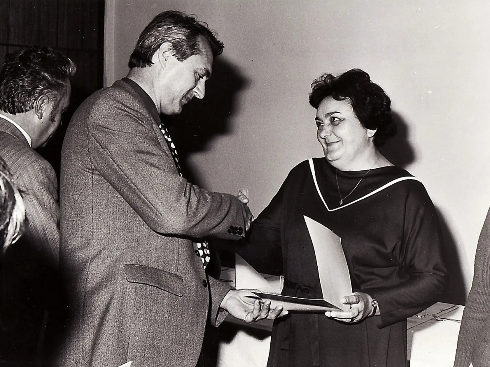 1982, Bratislava: Vedenie Chemických závodov Juraja Dimitrova (Istrochem) ďakuje  Jaroslave Neuročnej (44) za jej prácu v učtárni. Išlo o slávnostné posedenie s občerstvením pri príležitosti sviatku.