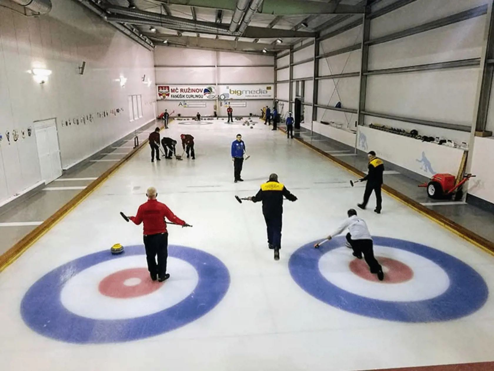Počas 15 rokov si curling vyskúšali stovky detí.