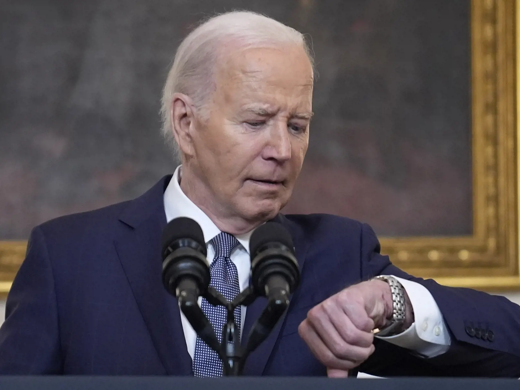 Americký prezident Jpoe Biden sa pozerá na hodinky počas tlačovej konferencie vo Washingtone 31. mája 2024. Americký prezident Joe Biden v piatok oznámil, že Izrael predložil palestínskemu militantnému hnutiu Hamas návrh na úplné prímerie v Pásme Gazy, ktoré zahŕňa stiahnutie izraelských vojsk a prepustenie rukojemníkov.