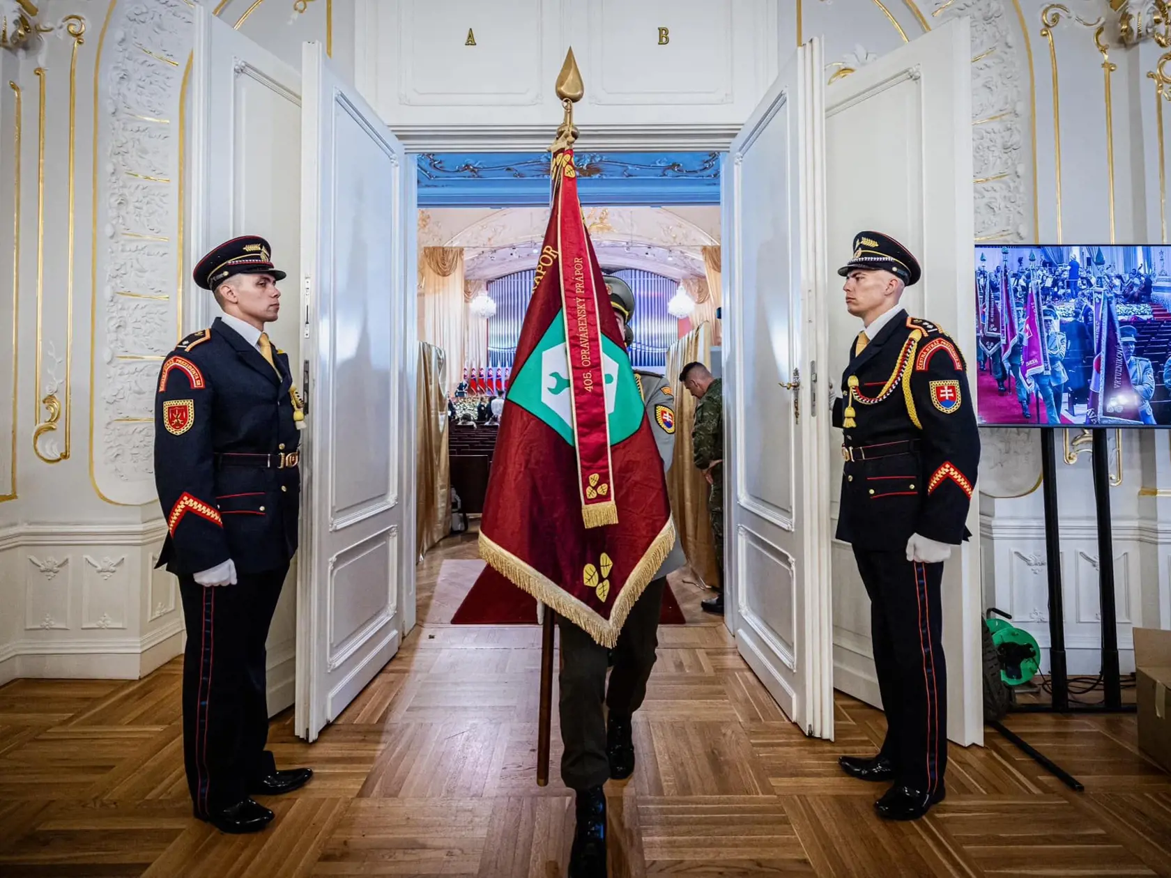 Prípravy na inauguráciu sú v plnom prúde. Oznámil to na sociálnej sieti Peter Pellegrini. Oficiálny program sa začne v sobotu o 11:00 a Slováci ho budú môcť sledovať v priamom prenose na RTVS. 