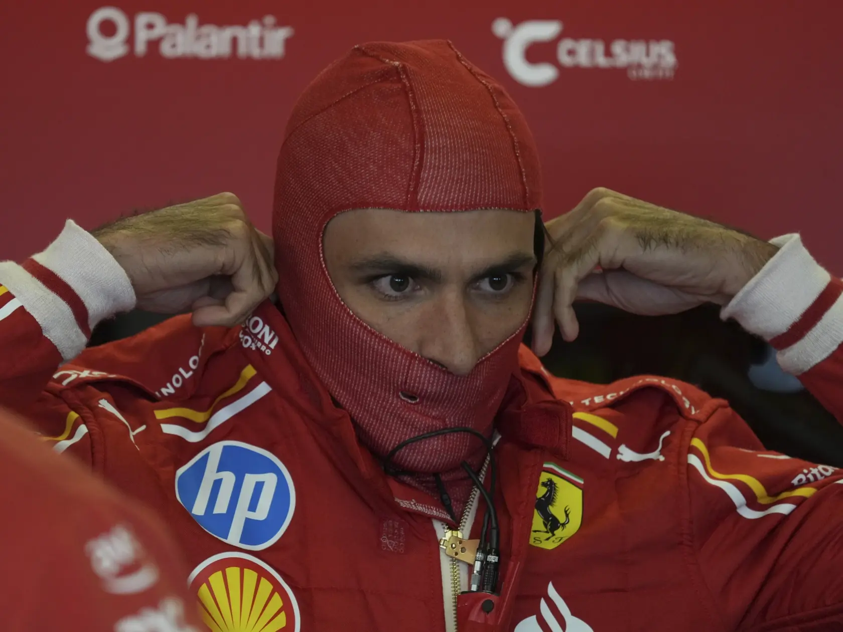 AZ20 Mexiko - Na snímke španielsky pilot Formuly 1 Carlos Sainz za Ferrari sa pripravuje na druhý voľný tréning na Veľkú cenu Mexika v Mexiku 25. októbra 2024. Sainz bol najrýchlejší v druhom voľnom tréningu na Veľkú cenu Mexika, 20. podujatie tohtoročného šampionátu. Pilot Ferrari dosiahol na okruhu v Mexico City čas 1:17,699 min. a o 178 tisícin predstihol Austrálčana Oscara Piastriho z McLarenu. Tretí bol rovnako ako v úvodnom meranom tréningu s odstupom 0,179 s Japonec Juki Cunoda (Racing Bulls). FOTO TASR/AP


Ferrari driver Carlos Sainz of Spain prepares for the second free practice ahead of the Formula One Mexico Grand Prix auto race at the Hermanos Rodriguez racetrack in Mexico City, Friday, Oct. 25, 2024. (AP Photo/Fernando Llano)