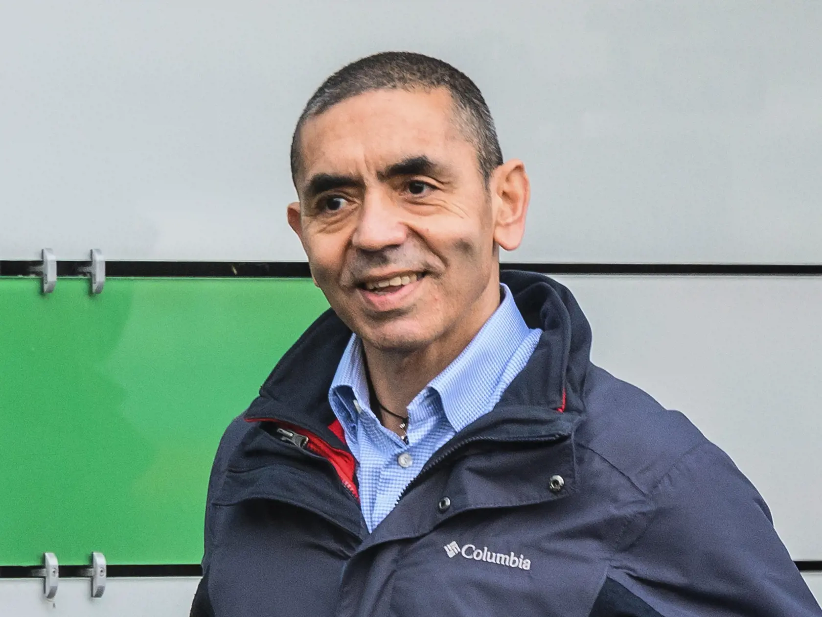 Riaditeľ BioNTech Ugur Sahin je za podávanie tretej, posilňujúcej dávky proti koronavírusu už po troch mesiacoch od zaočkovania druhou dávkou.