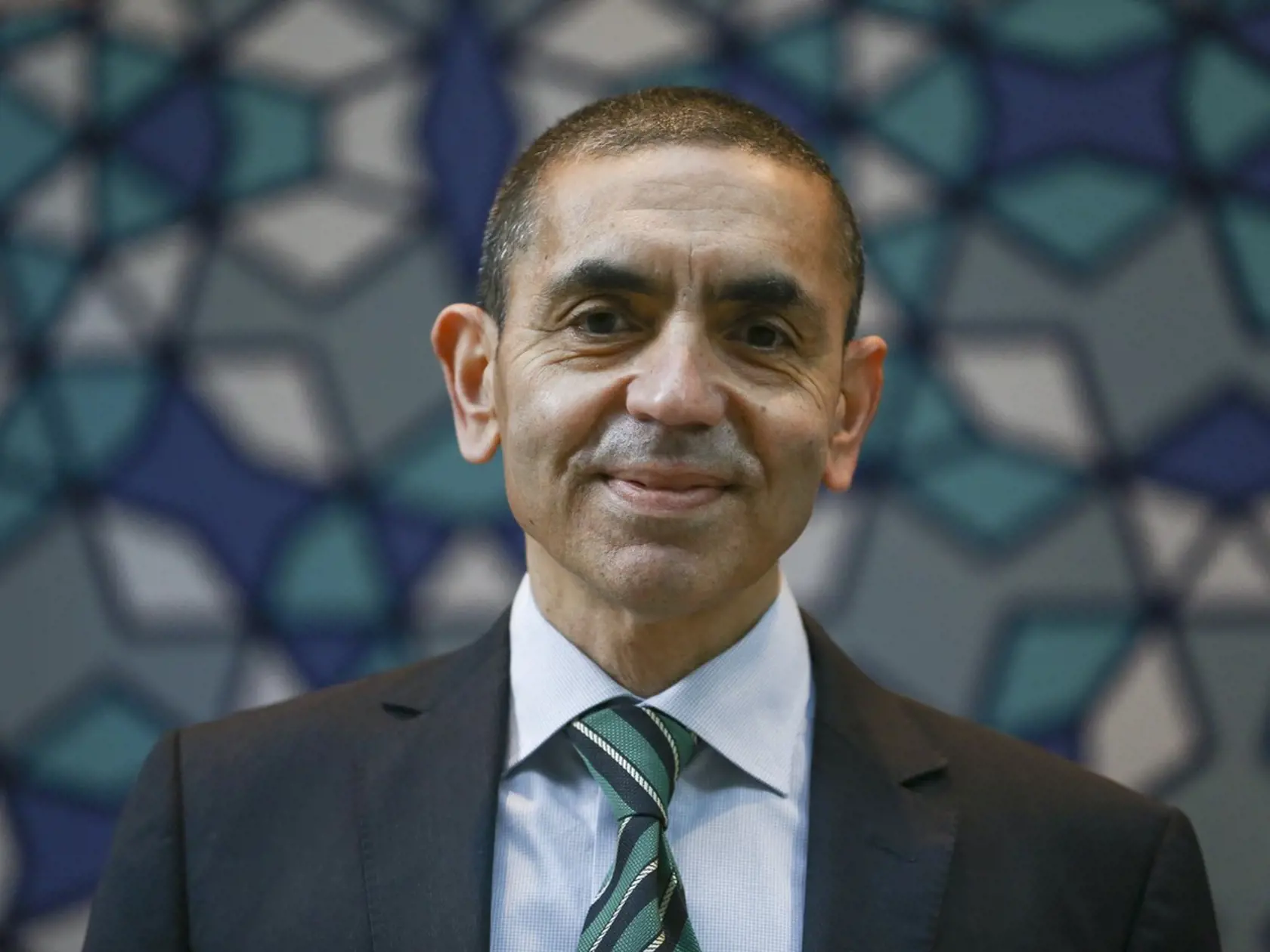 Riaditeľ BioNTech Ugur Sahin je za podávanie tretej, posilňujúcej dávky proti koronavírusu už po troch mesiacoch od zaočkovania druhou dávkou.