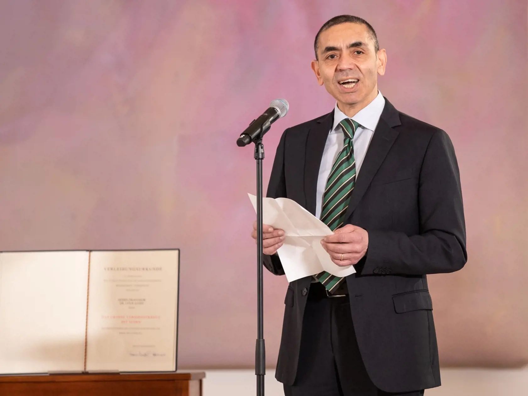 Riaditeľ BioNTech Ugur Sahin je za podávanie tretej, posilňujúcej dávky proti koronavírusu už po troch mesiacoch od zaočkovania druhou dávkou.