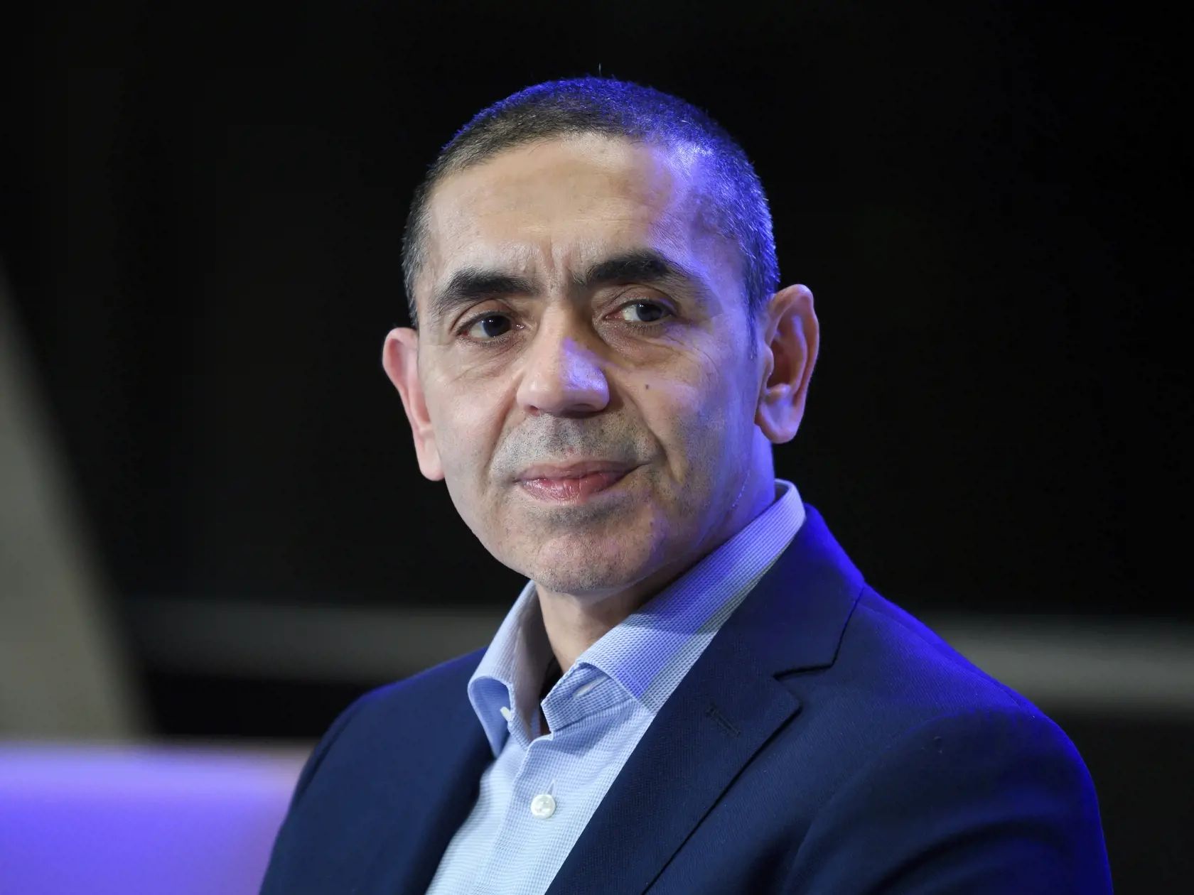 Riaditeľ BioNTech Ugur Sahin je za podávanie tretej, posilňujúcej dávky proti koronavírusu už po troch mesiacoch od zaočkovania druhou dávkou.