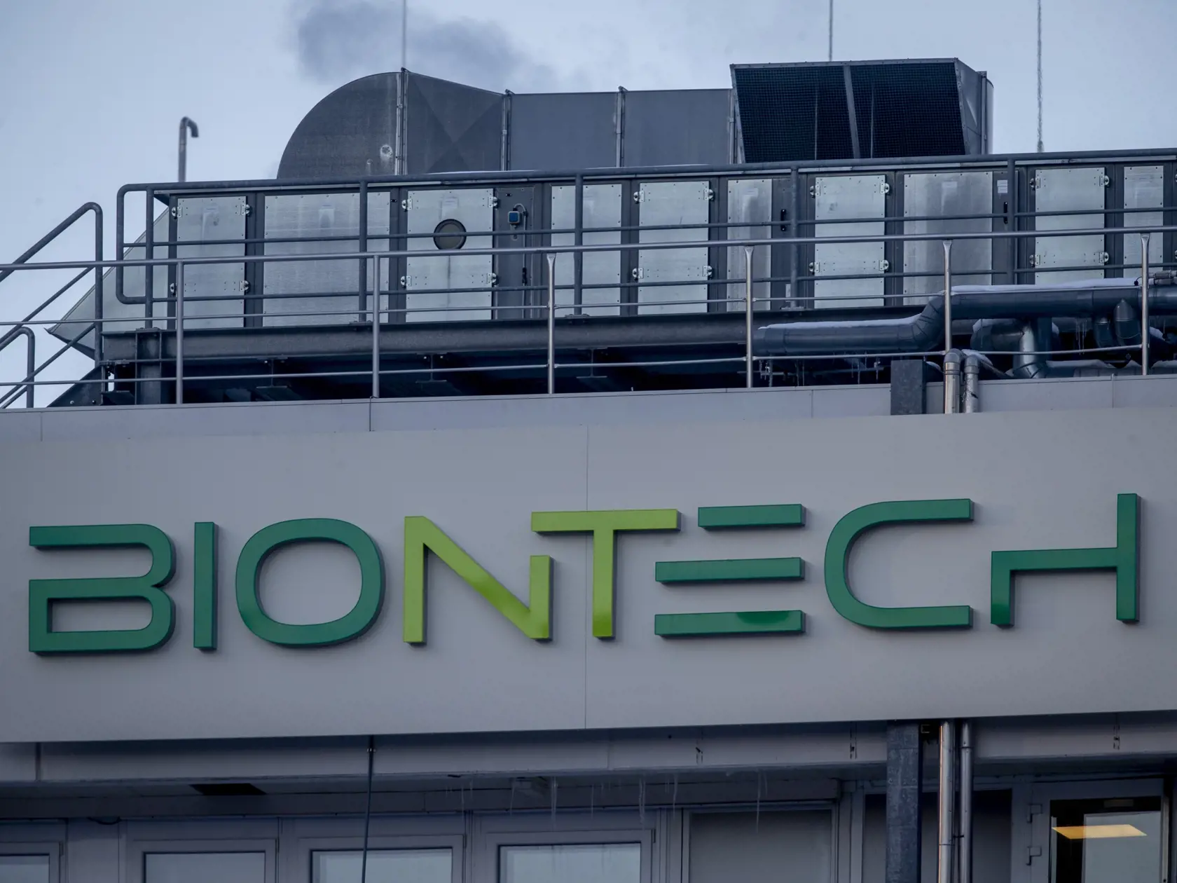 Riaditeľ BioNTech Ugur Sahin je za podávanie tretej, posilňujúcej dávky proti koronavírusu už po troch mesiacoch od zaočkovania druhou dávkou.