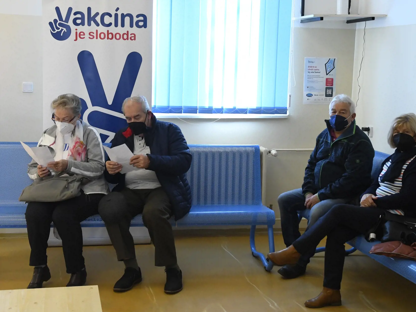 Na snímke ľudia čakajú v čakárni po očkovaní proti ochoreniu Covid-19. Košice, 24. novembra 2021.
