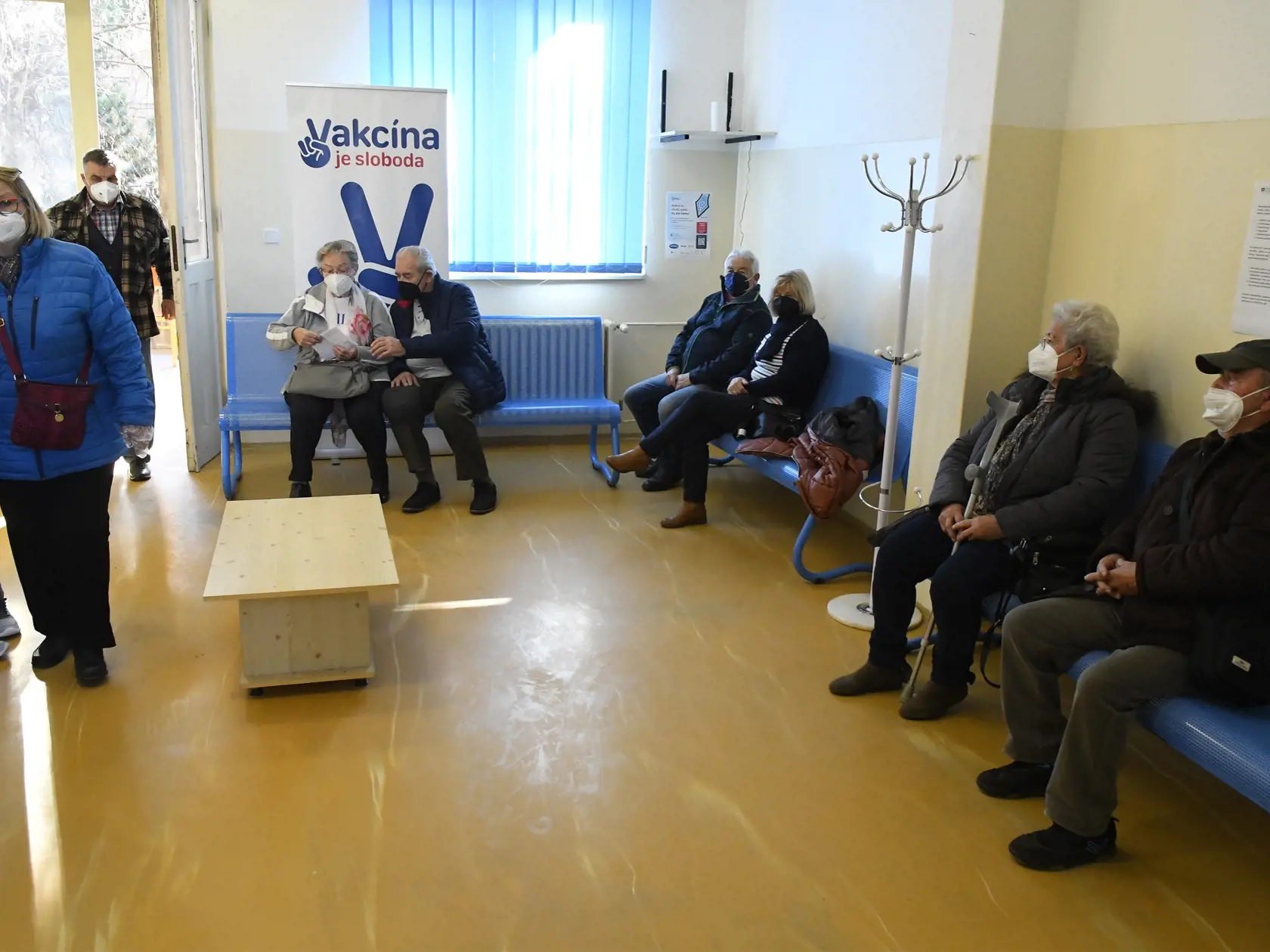 Na snímke ľudia čakajú v čakárni po očkovaní proti ochoreniu Covid-19. Košice, 24. novembra 2021.