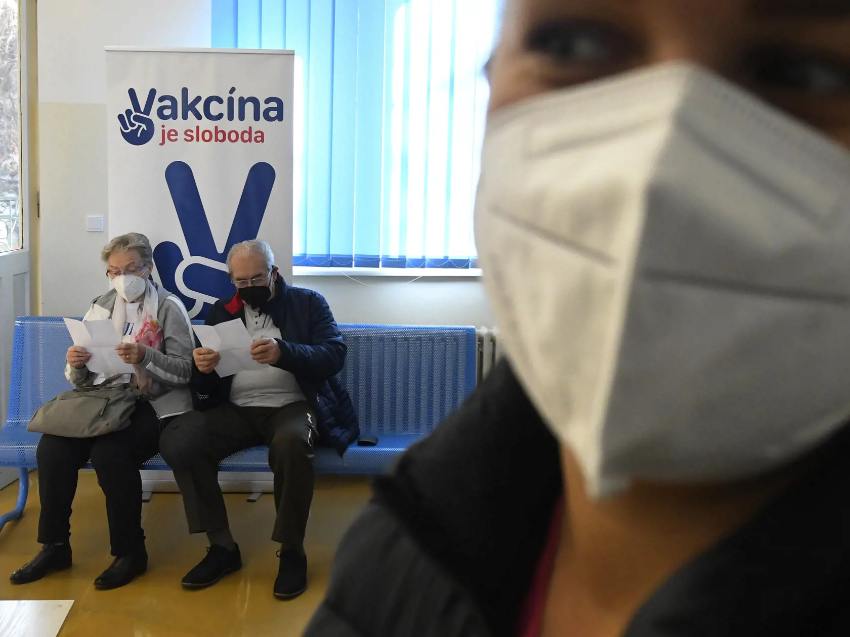 Na snímke ľudia čakajú v čakárni po očkovaní proti ochoreniu Covid-19. Košice, 24. novembra 2021.