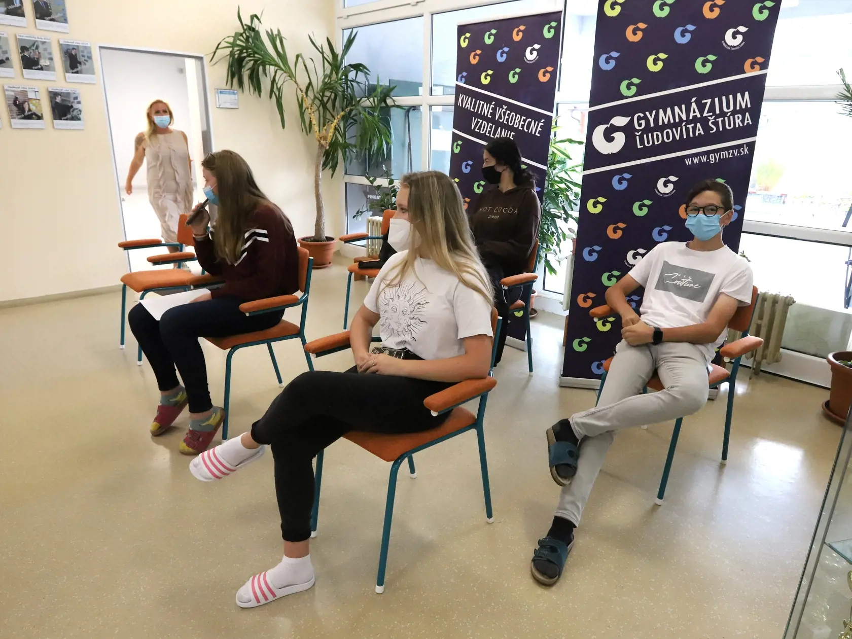 Na snímke študenti čakajú na očkovanie vakcínou od konkorzia Pfizer/BioNTech proti ochoreniu Covid-19 na Gymnáziu Ľ. Štúra vo Zvolene 17. septemba 2021.