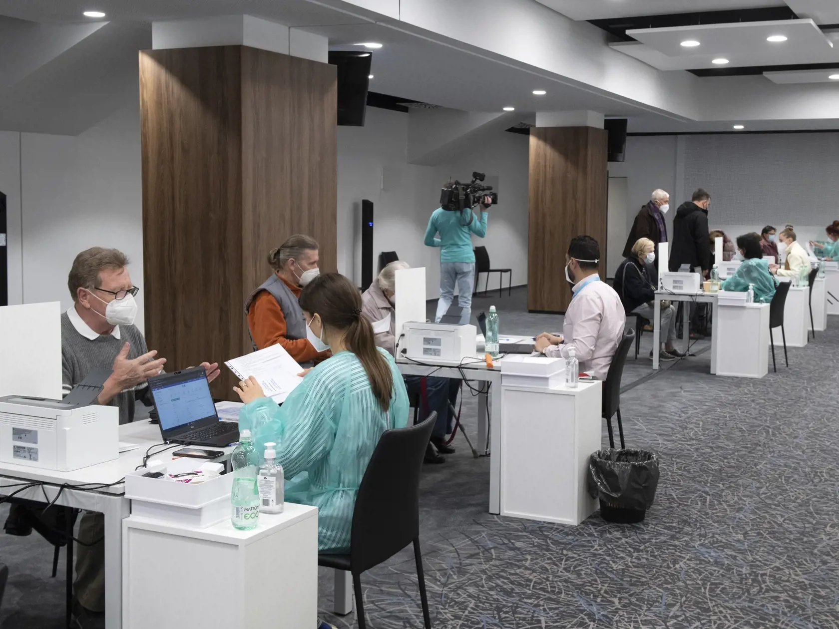 Na snímke registrácia pred očkovaním proti ochoreniu Covid-19 v priestoroch NFŠ 6. novembra 2021 v Bratislave.