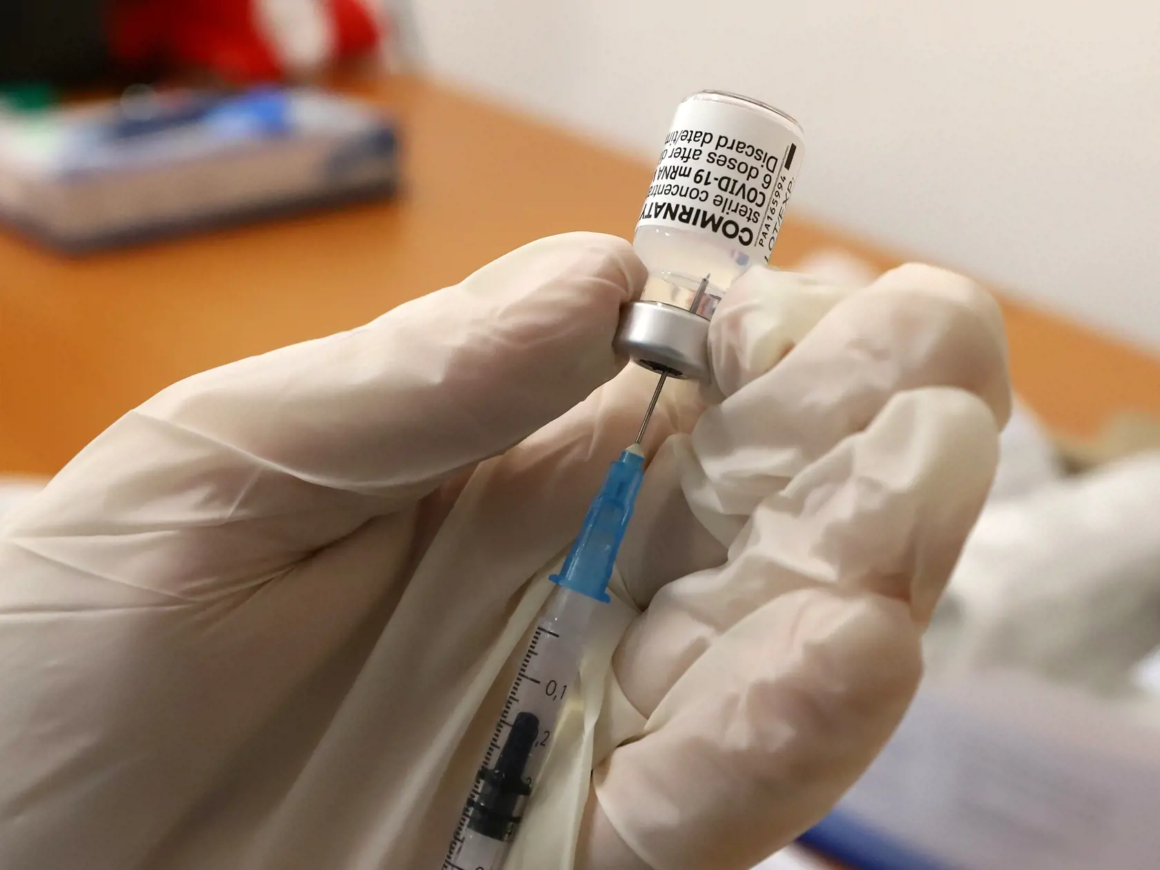 Na snímke zdravotná sestra naťahuje do injekčnej striekačky vakcínu od konkorzia Pfizer/BioNTech proti ochoreniu Covid-19 počas očkovania na Gymnáziu Ľ. Štúra vo Zvolene 17. septemba 2021.