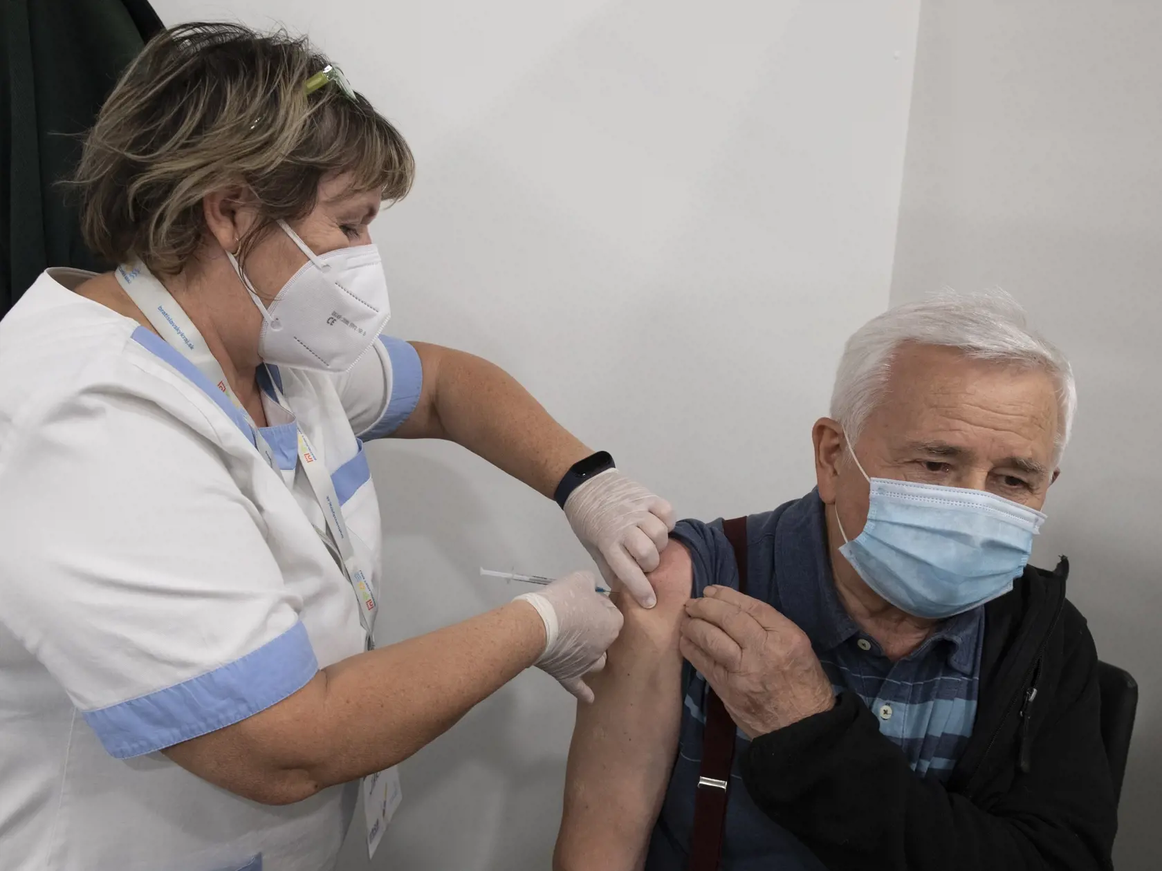 Na snímke muž počas očkovania proti ochoreniu Covid-19 v priestoroch NFŠ 6. novembra 2021 v Bratislave.