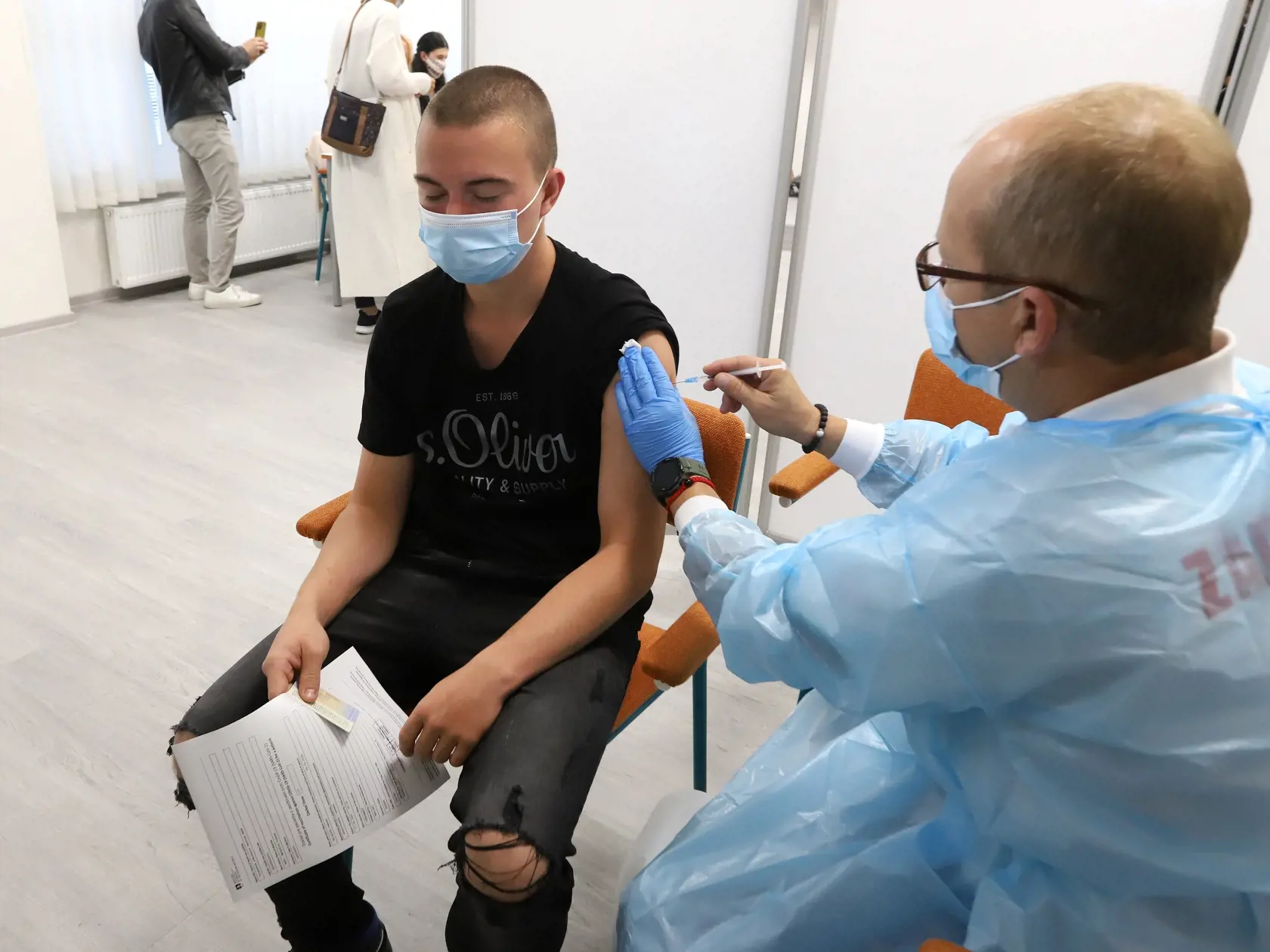 Na snímke lekár očkuje študenta vakcínou od konkorzia Pfizer/BioNTech proti ochoreniu Covid-19 na Gymnáziu Ľ. Štúra vo Zvolene 17. septembra 2021.