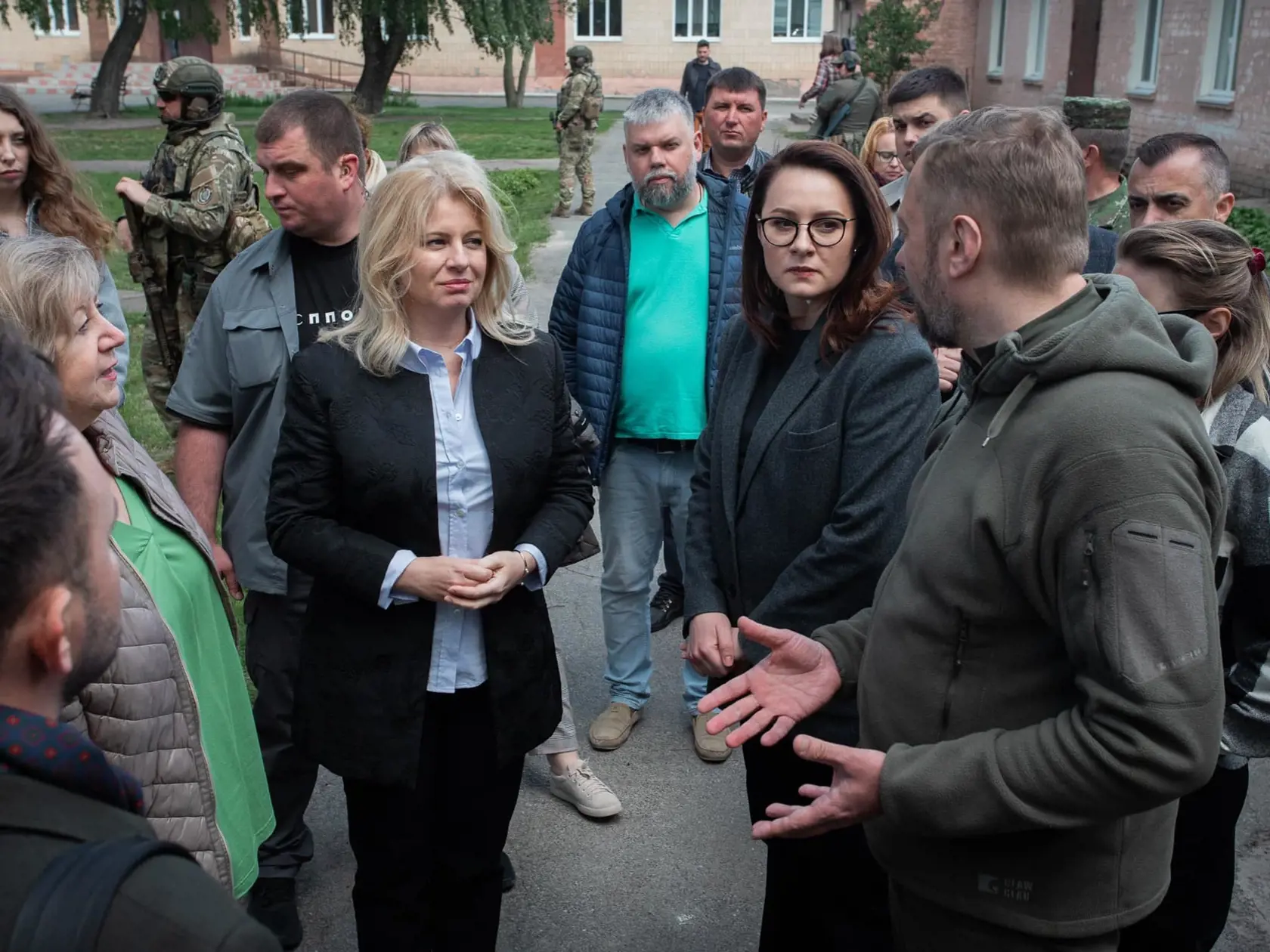 V meste Černihiv si zase Čaputová s delegáciou pozrela kontajnerové mestečko, s ktorého výbavou pomáhalo aj Slovensko. Žijú v ňom presídlení obyvatelia, ktorí prišli o svoje domovy. "Niektorí tam žijú už takmer dva roky a naše mimovládne organizácie pomáhajú, aby ich život aj v takýchto provizórnych podmienkach bol znesiteľnejším," uviedla.