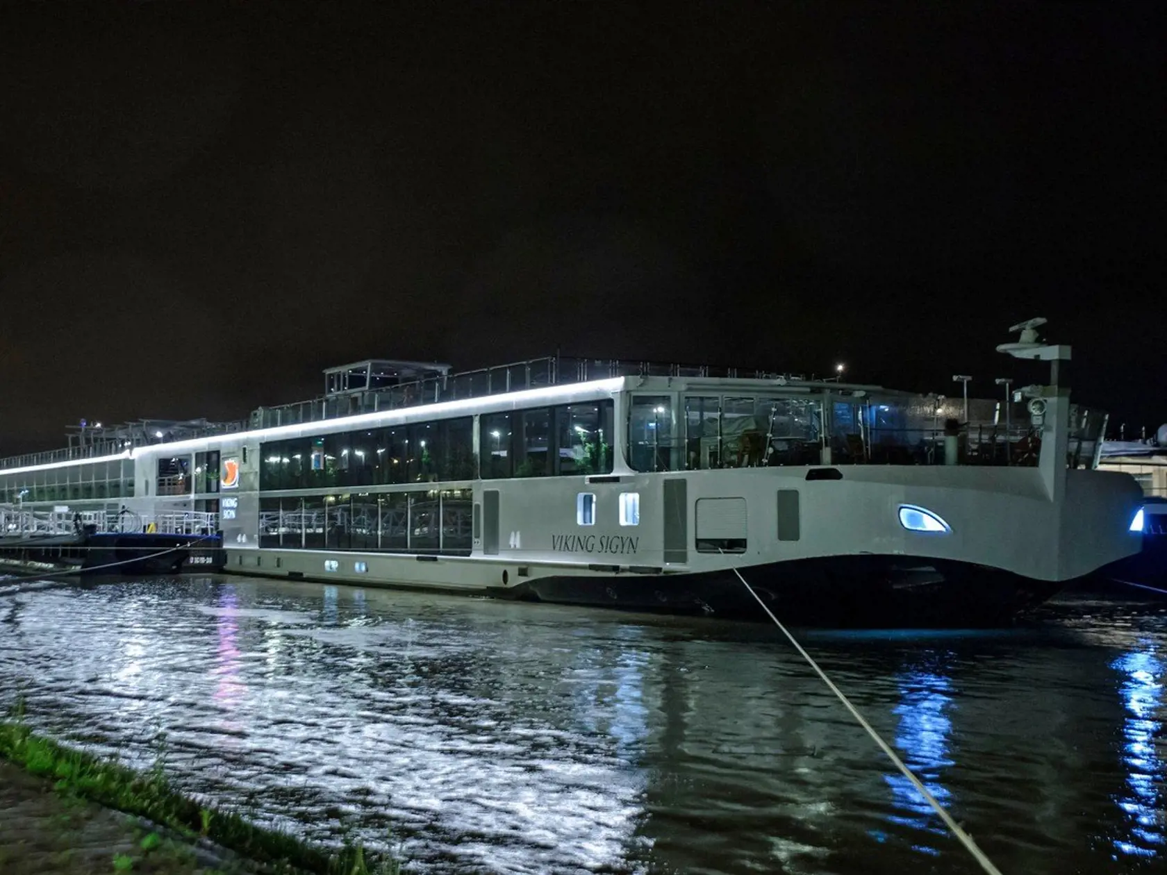 Na Dunaji v Budapešti sa potopila výletná loď s 33 turistami na palube.