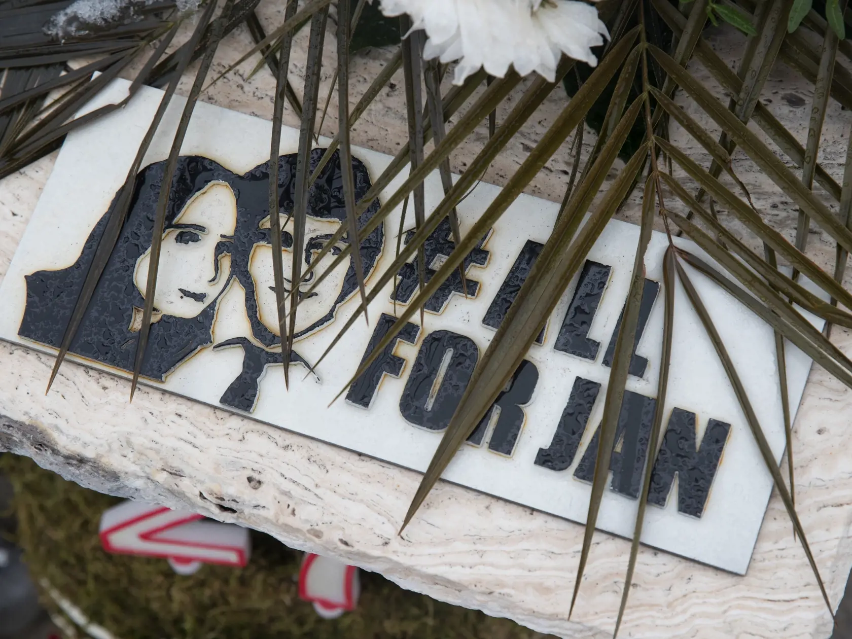Spomienka na zavraždeného investigatívneho novinára Jána Kuciaka a jeho snúbenicu Martinu Kušnírovú, ktorú pred rokom zavraždili v ich dome vo Veľkej Mači. Na snímke je hrob Jána Kuciaka v obci Štiavnik.