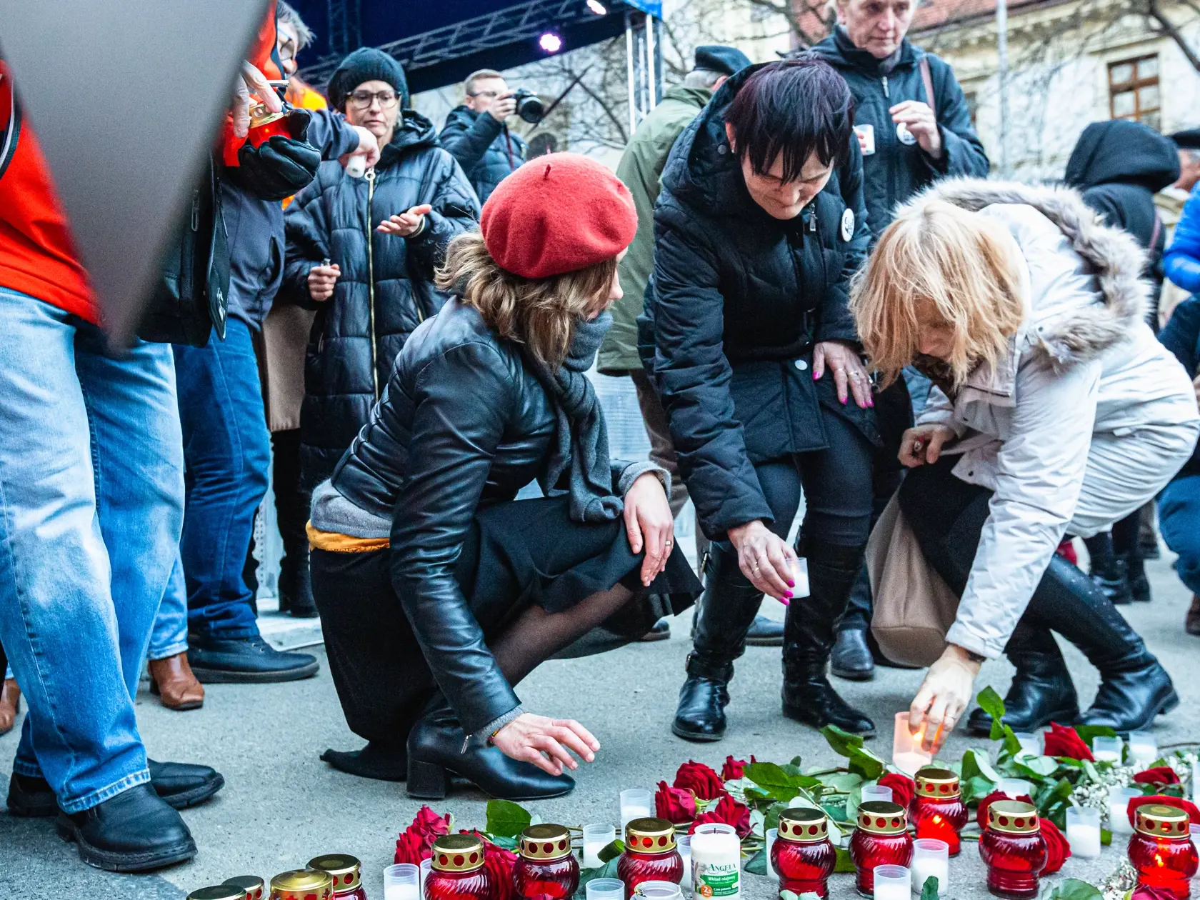 Stovky ľudí prišli v piatok 21. februára zapáliť sviečky na Námestie SNP, kde sa uskutočnili pietne spomienky na počesť Jána Kuciaka († 27) a Martiny Kušnírovej († 27), na ktorých vystúpili umelci, politici, novinári, ako aj rodičia zavraždených. Na snímke europoslankyňa za SaS Lucia Ďuriš Nicholsonová.