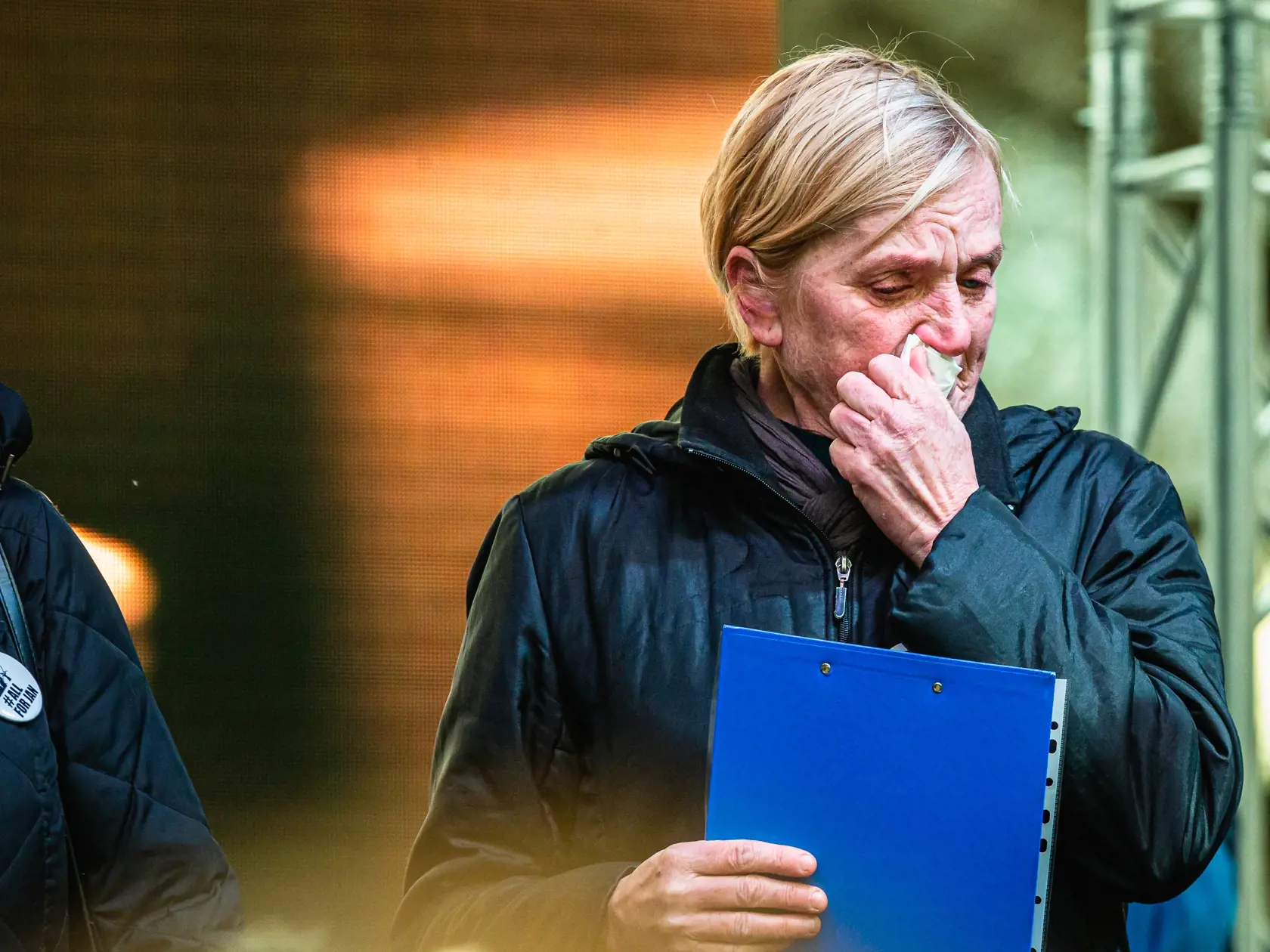 Stovky ľudí prišli v piatok 21. februára zapáliť sviečky na Námestie SNP, kde sa uskutočnili pietne spomienky na počesť Jána Kuciaka († 27) a Martiny Kušnírovej († 27), na ktorých vystúpili umelci, politici, novinári, ako aj rodičia zavraždených. Na snímke matka zavraždenej Martiny - Zlatica Kušnírová.