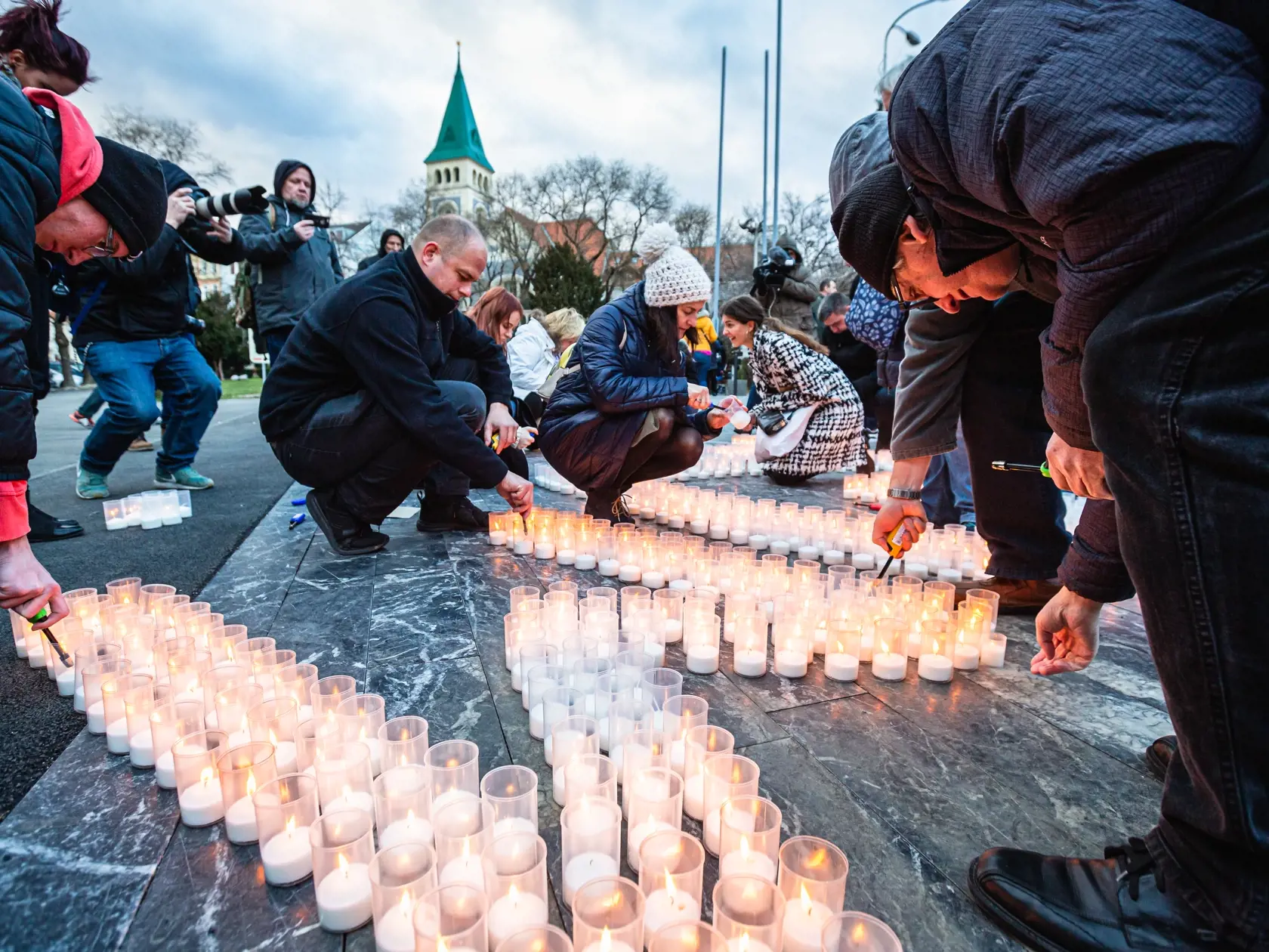 Stovky ľudí prišli v piatok 21. februára zapáliť sviečky na Námestie SNP, kde sa uskutočnili pietne spomienky na počesť Jána Kuciaka († 27) a Martiny Kušnírovej († 27), na ktorých vystúpili umelci, politici, novinári, ako aj rodičia zavraždených.