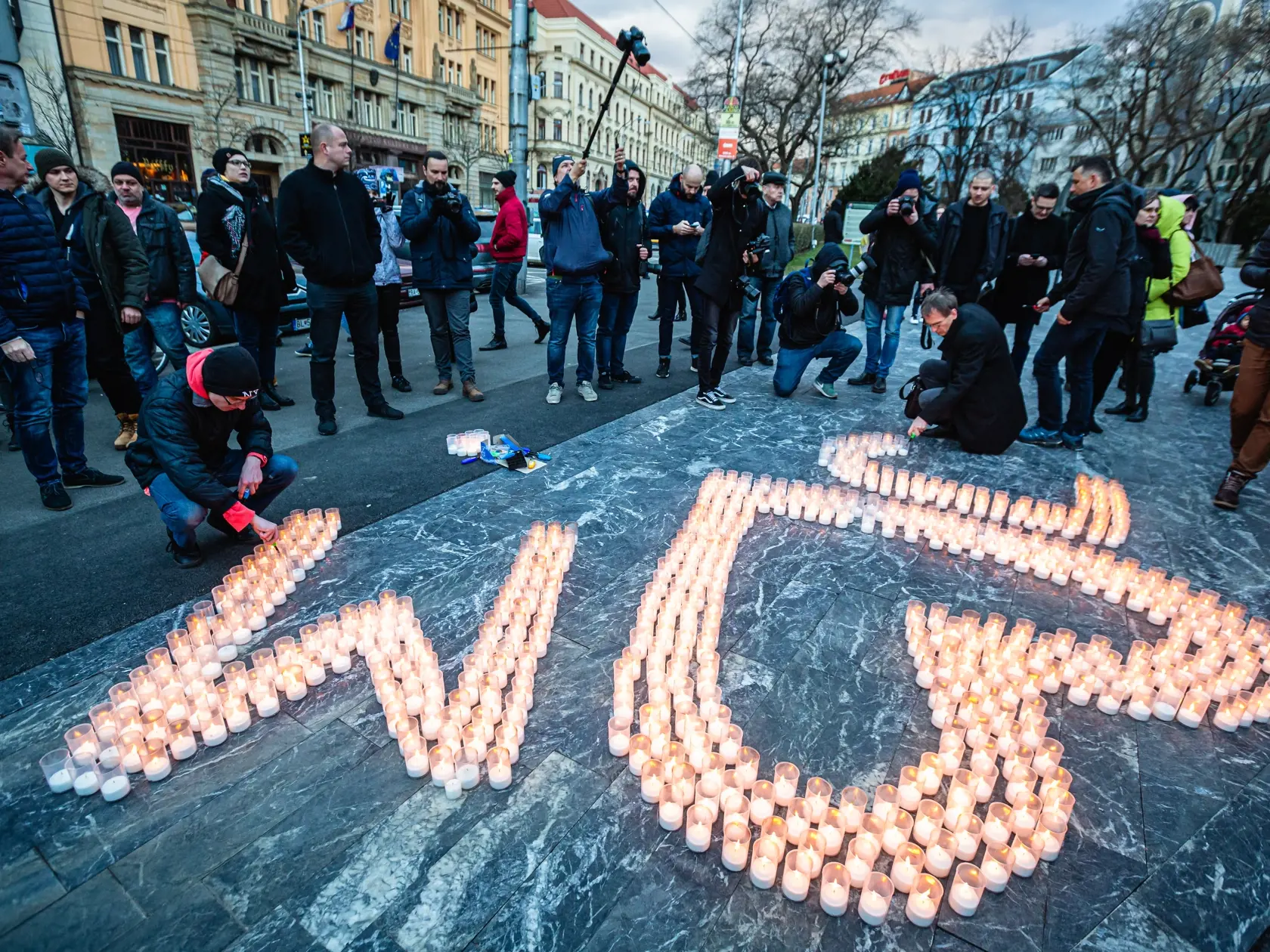 Stovky ľudí prišli v piatok 21. februára zapáliť sviečky na Námestie SNP, kde sa uskutočnili pietne spomienky na počesť Jána Kuciaka († 27) a Martiny Kušnírovej († 27), na ktorých vystúpili umelci, politici, novinári, ako aj rodičia zavraždených.