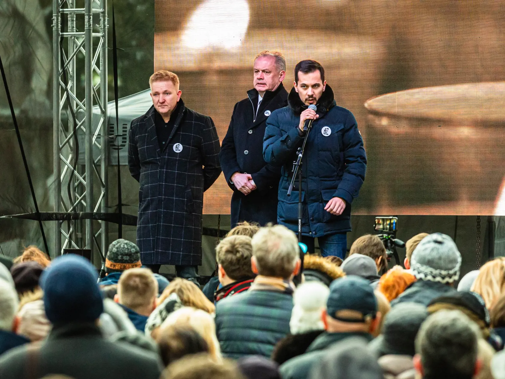 Stovky ľudí prišli v piatok 21. februára zapáliť sviečky na Námestie SNP, kde sa uskutočnili pietne spomienky na počesť Jána Kuciaka († 27) a Martiny Kušnírovej († 27), na ktorých vystúpili umelci, politici, novinári, ako aj rodičia zavraždených. Na snímke exprezident a predseda strany Za ľudí Andrej Kiska povedal len dve slová: „Nikdy nezabudneme.“