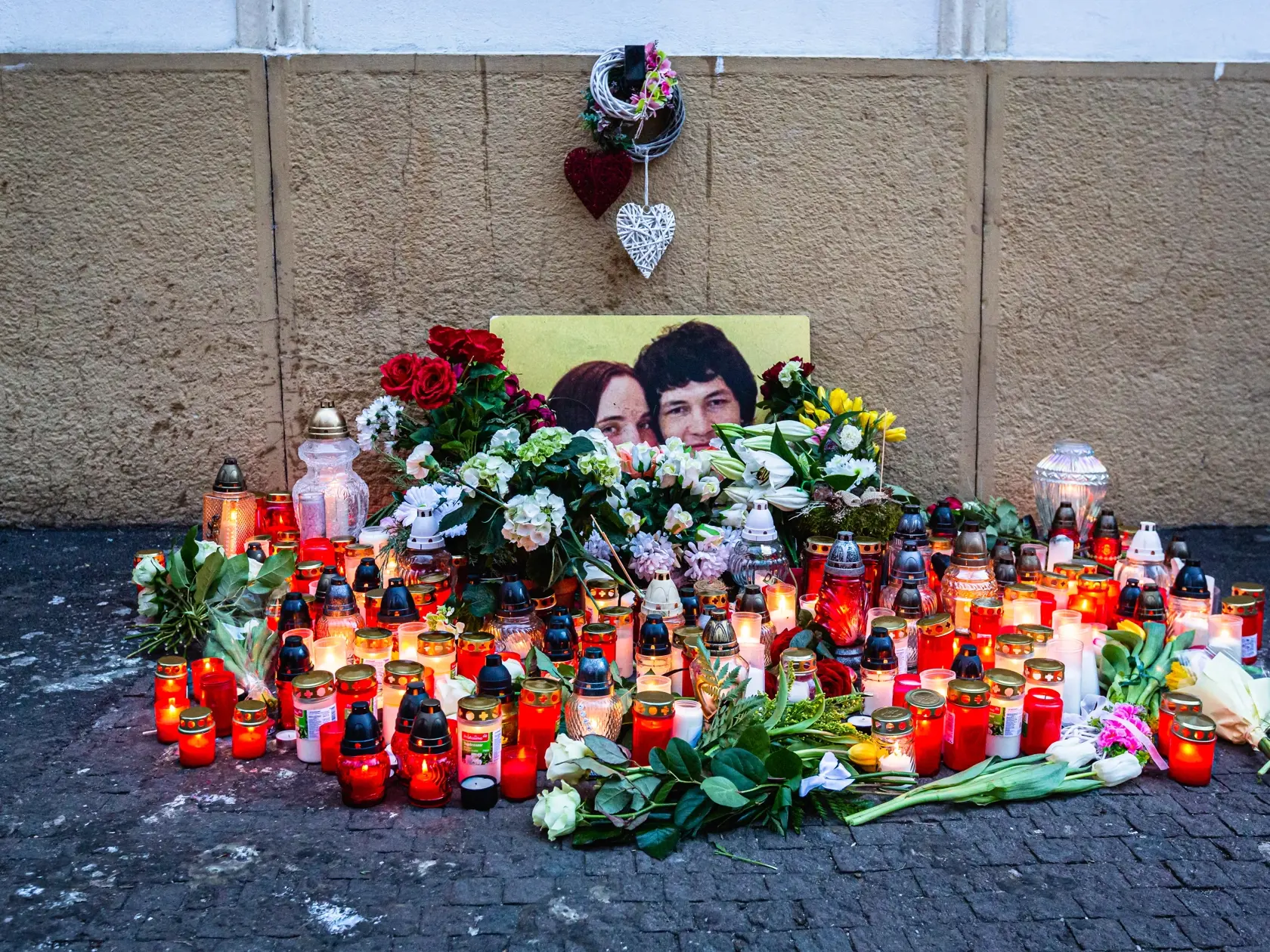 Stovky ľudí prišli v piatok 21. februára zapáliť sviečky na Námestie SNP, kde sa uskutočnili pietne spomienky na počesť Jána Kuciaka († 27) a Martiny Kušnírovej († 27), na ktorých vystúpili umelci, politici, novinári, ako aj rodičia zavraždených.