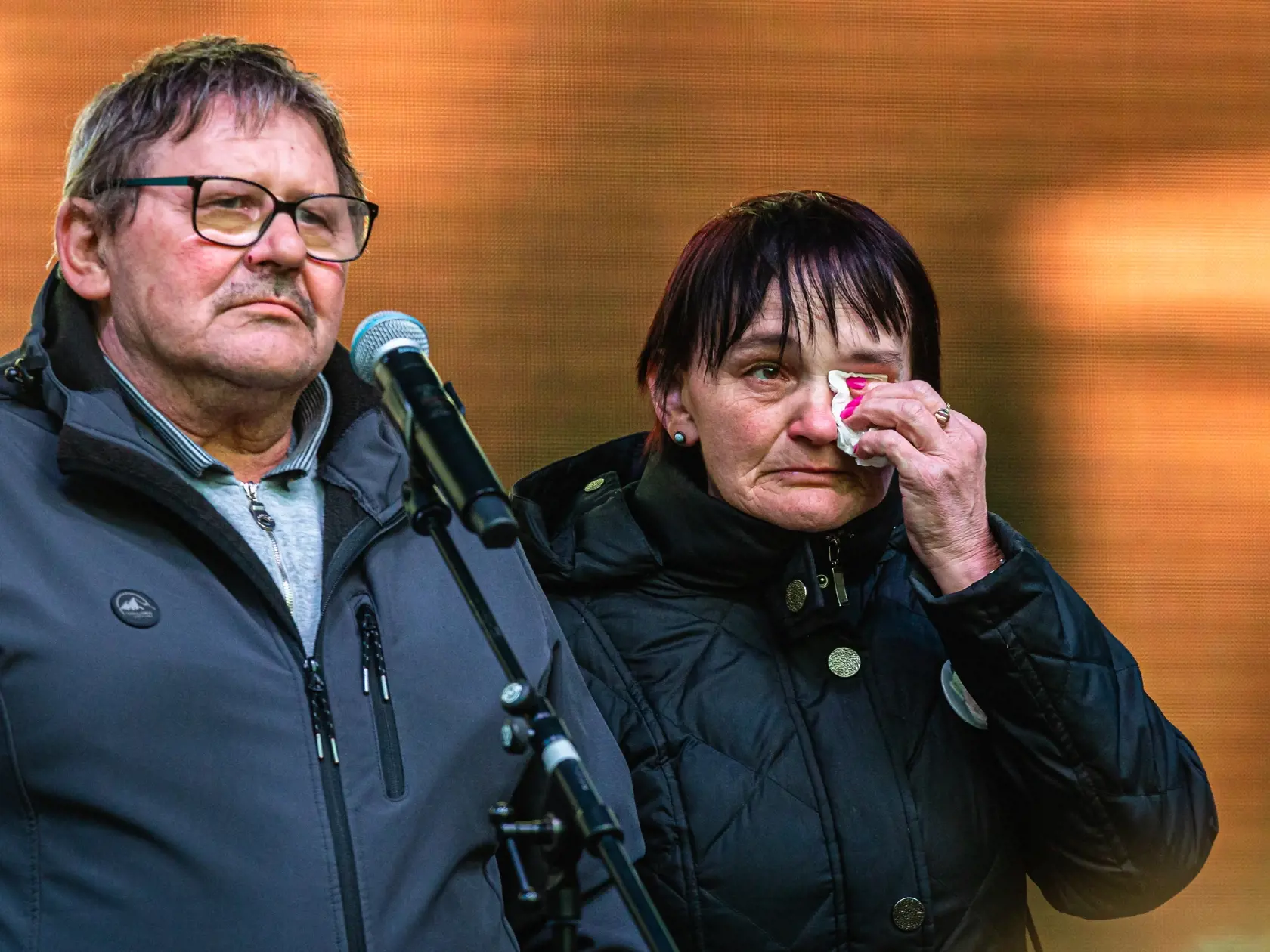 Stovky ľudí prišli v piatok 21. februára zapáliť sviečky na Námestie SNP, kde sa uskutočnili pietne spomienky na počesť Jána Kuciaka († 27) a Martiny Kušnírovej († 27), na ktorých vystúpili umelci, politici, novinári, ako aj rodičia zavraždených. Na snímke rodičia Jána Kuciaka († 27) a Martiny Kušnírovej († 27) rozplakali pri pietnej spomienke nejedného účastníka. Na snímke rodičia zavraždeného novinára Jána Kuciaka.