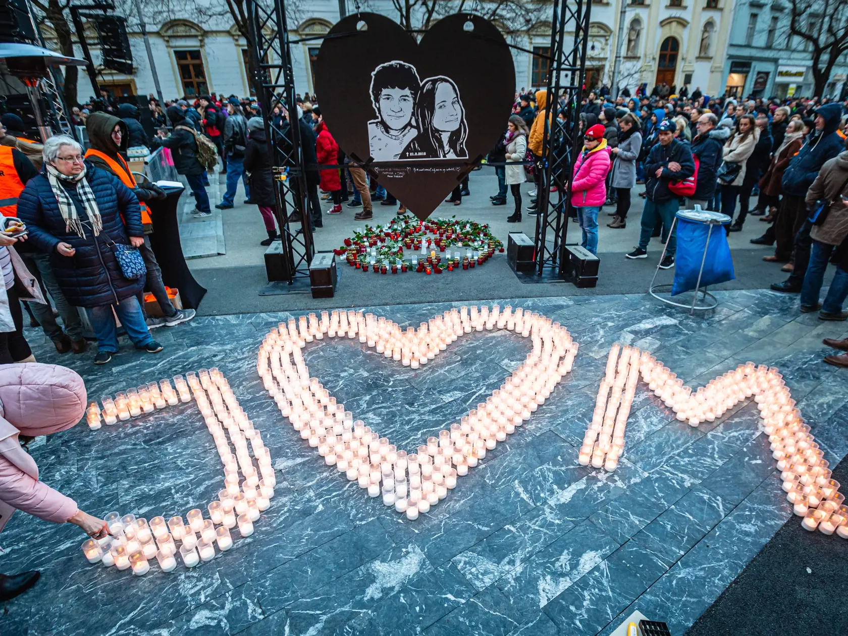 Na námestie SNP prišlo v piatok 21. februára stovky ľudí, aby zapálili sviečku za Jána Kuciaka († 27) a Martinu Kušnírovú († 27).