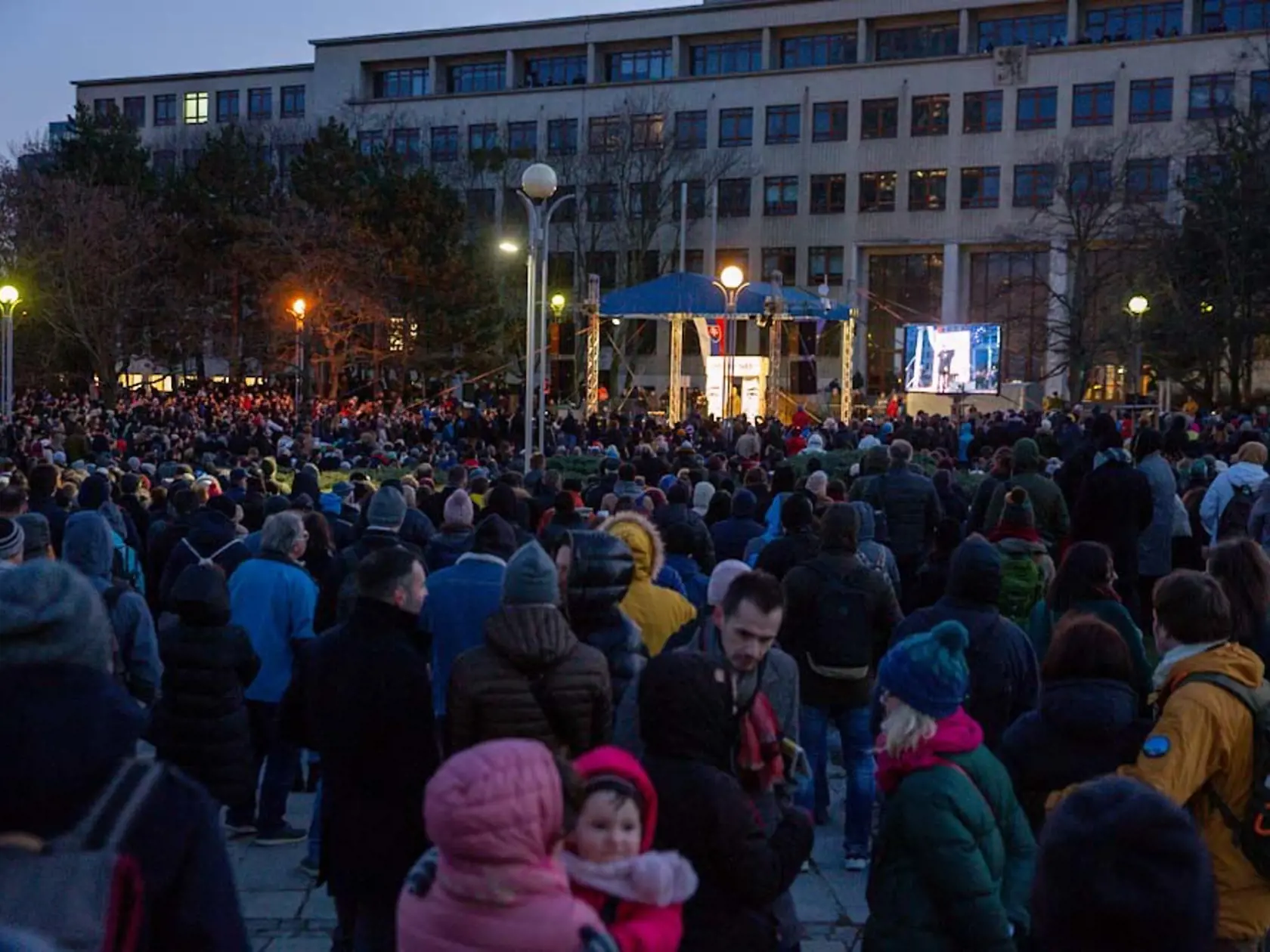 Námestie slobody počas piatkového zhromaždenia Za Jána, Martinu a slušnú krajinu.
