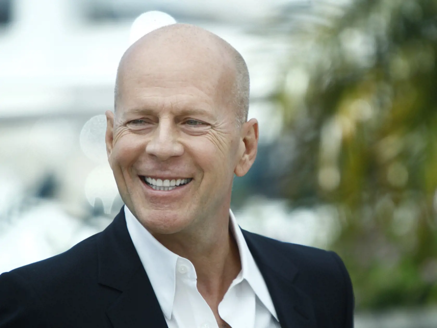 Bruce Willis trpí afáziou - poruchou komunikácie, ktorá nastáva v dôsledku poškodenia rečových centier v mozgu.