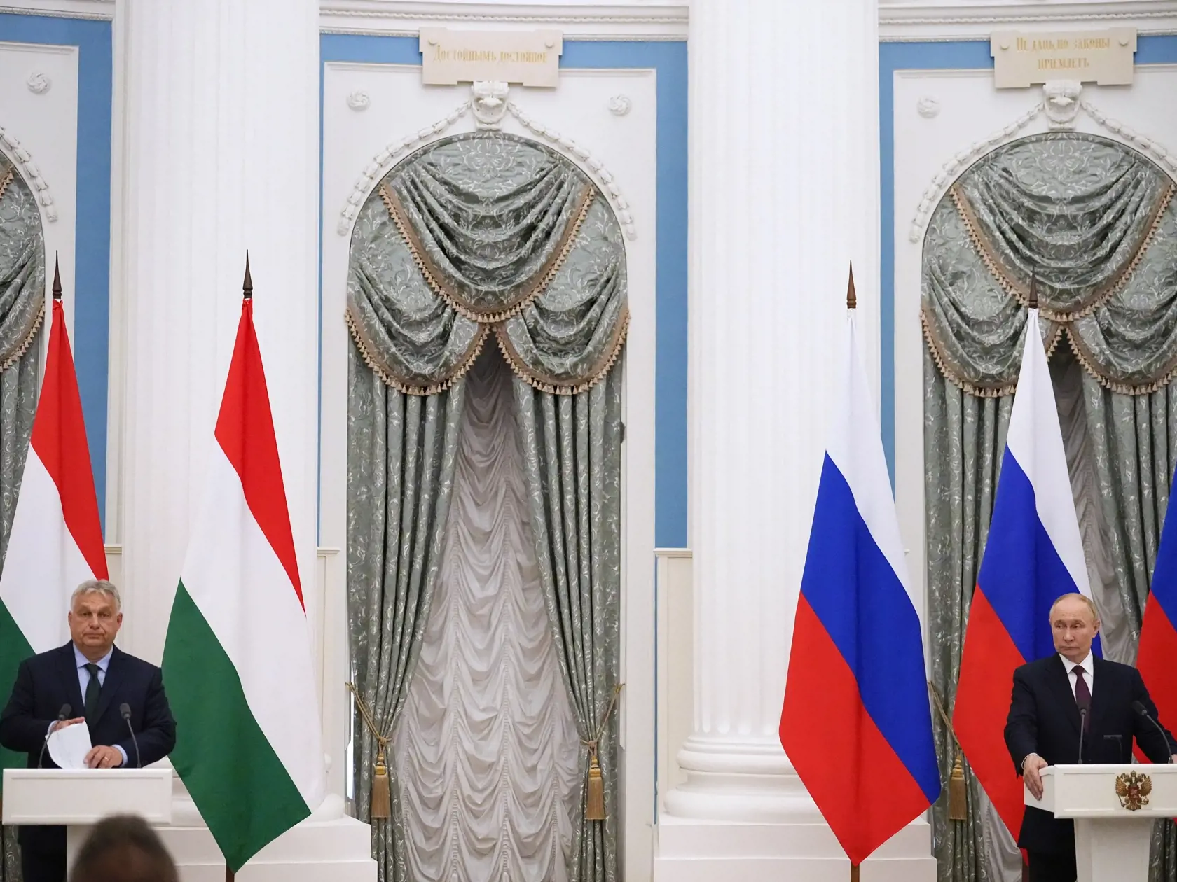 Ruský prezident Vladimir Putin (vpravo) a maďarský premiér Viktor Orbán počas tlačovej konferencie v Moskve 5. júla 2024.