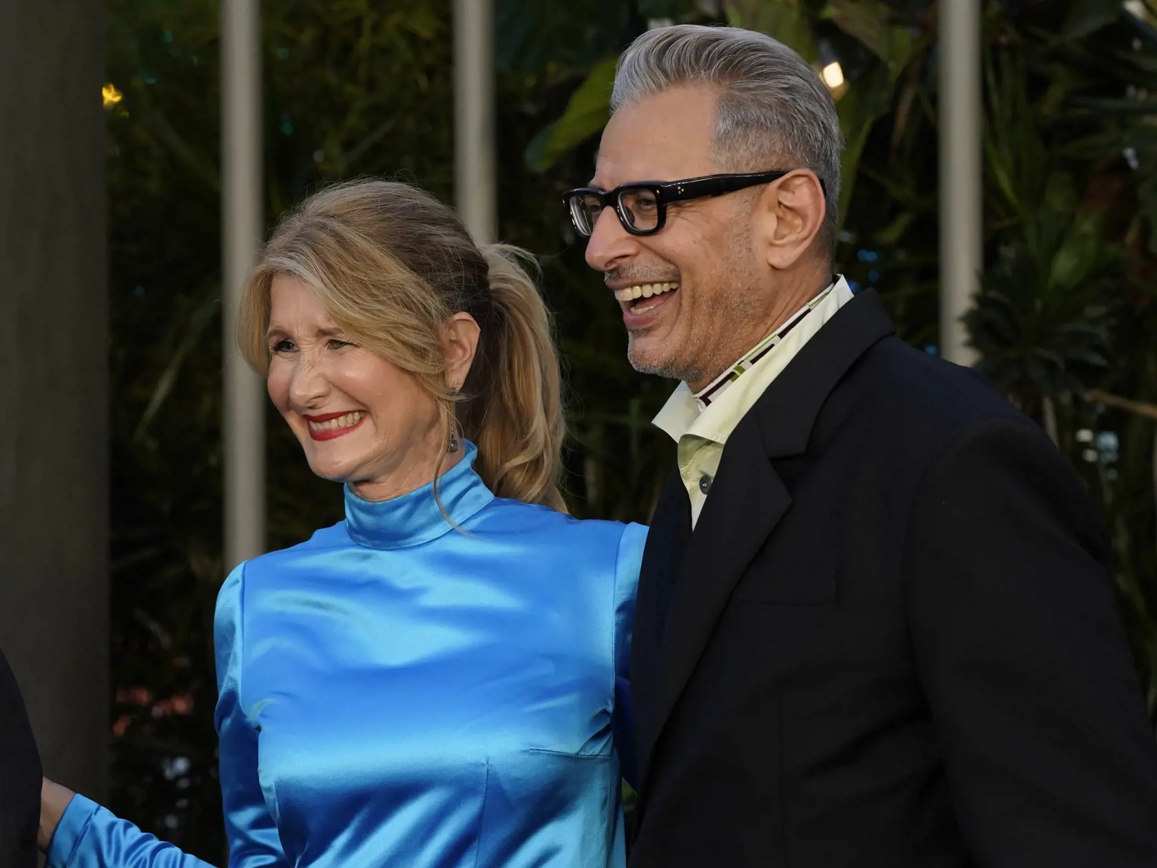 EBE 6 Los Angeles - Na snímke americkí herci, zľava Laura Dernová (vo filme paleontologička Ellie Sattlerová)  a Jeff Goldblum (teoretik Ian Malcolm) prichádzajú na premiéru svojho akčného sci-fi filmu Jurský svet: Nadvláda v kine TCL Chinese Theatre v americkom Los Angeles v noci na 7. júna 2022. FOTO TASR/AP

Laura Dern, left, and Jeff Goldblum arrive at the premiere of "Jurassic World Dominion" on Monday. June 6, 2022, at the TCL Chinese Theatre in Los Angeles. (AP Photo/Chris Pizzello)