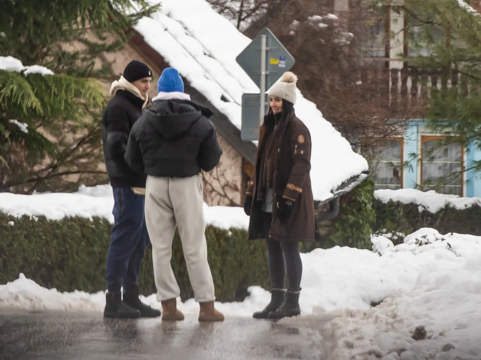 Majka Demitrová sa počas prechádzky 24. decembra mohla spokojne usmievať. Na prechádzke jej robil spoločnosť aj právnik Peter Bak, ktorý je vraj jej novým priateľom.