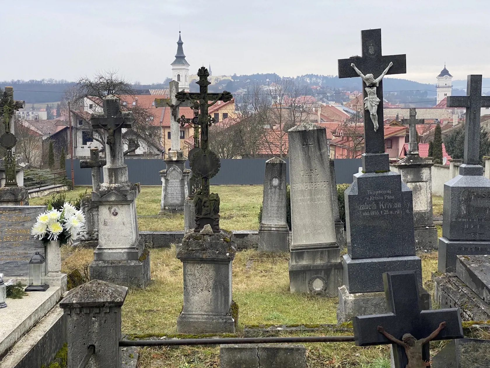 Staršia časť cintorína pod Spišským hradom.