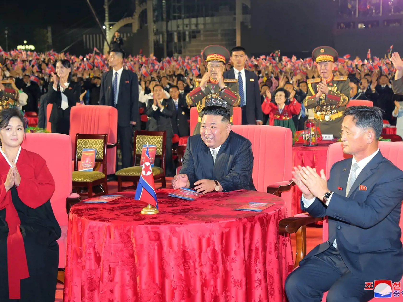 Oslavy 74. výročia založenia Severnej Kórey. Na snímke môžete vidieť Kim Čong-una so svojou manželkou.