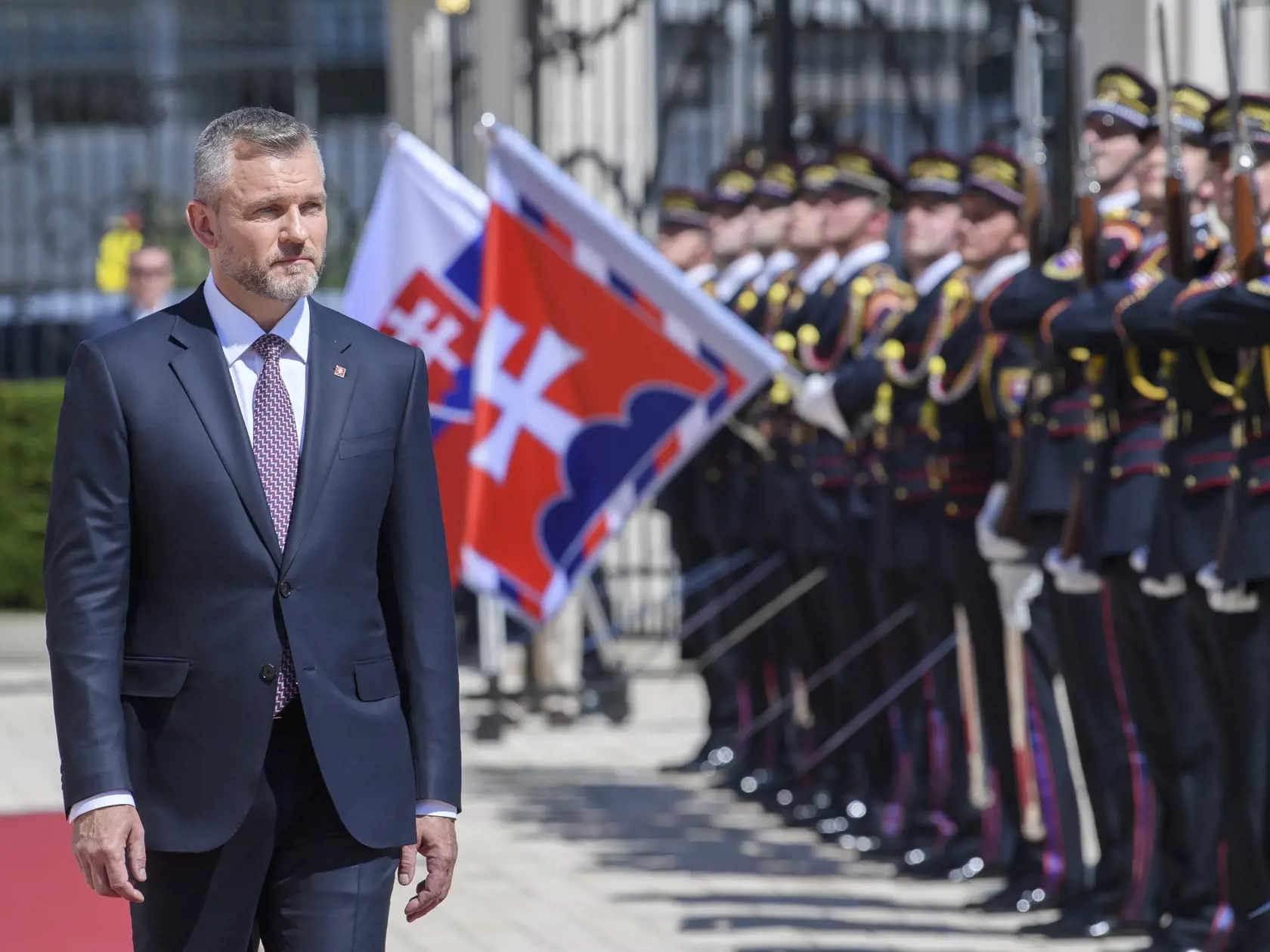 Na snímke prezident SR Peter Pellegrini počas prehliadky Čestnej stráže prezidenta SR po prevzatí Prezidentského paláca od predchodkyne Zuzany Čaputovej v Bratislave 15. júna 2025.