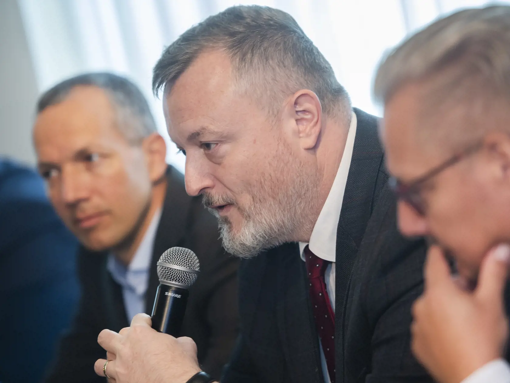 Na snímke zľava generálny riaditeľ Finax Juraj Hrbatý, minister práce, sociálnych vecí a rodiny SR Milan Krajniak (Sme rodina) a odborník na investície a dôchodky Ján Šebo počas tlačovej konferencie na tému európsky dôchodok 20. septembra 2022 v Bratislave. FOTO TASR - Martin Baumann