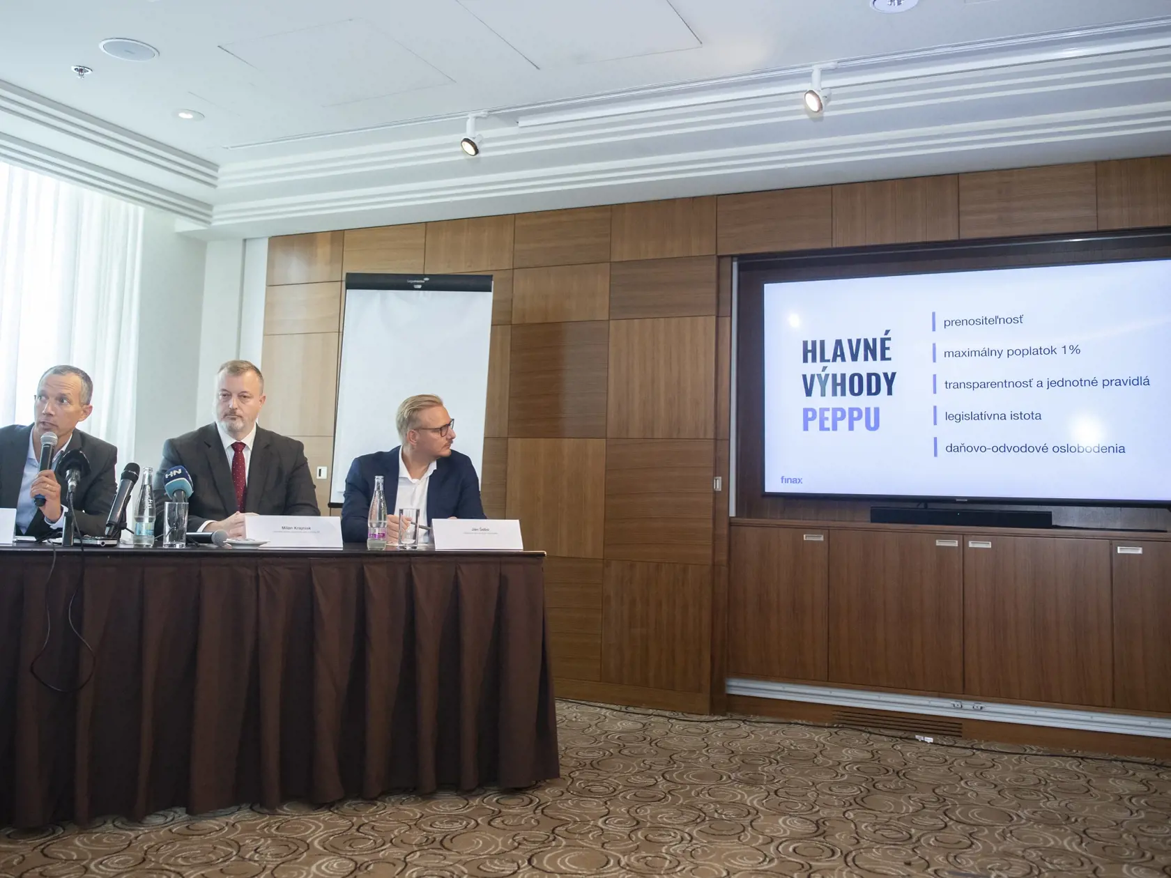 Na snímke zľava generálny riaditeľ Finax Juraj Hrbatý, minister práce, sociálnych vecí a rodiny SR Milan Krajniak (Sme rodina) a odborník na investície a dôchodky Ján Šebo počas tlačovej konferencie na tému európsky dôchodok 20. septembra 2022 v Bratislave. FOTO TASR - Martin Baumann