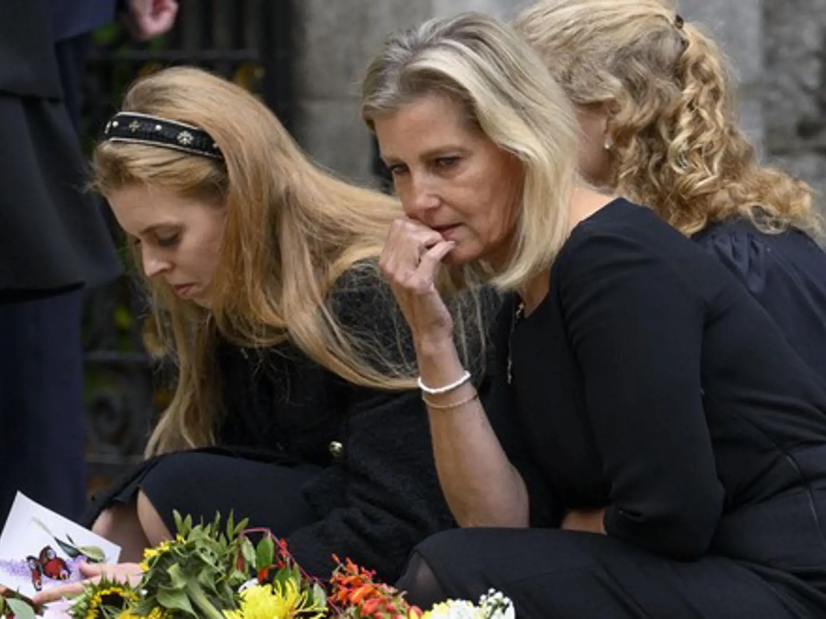 Britská kráľovská rodina je zdrvená. Svet obleteli fotografie zronených dcér princa Andrewa Eugenie a Beatrice. Tie sa ani pred očami celého sveta neubránili slzám.