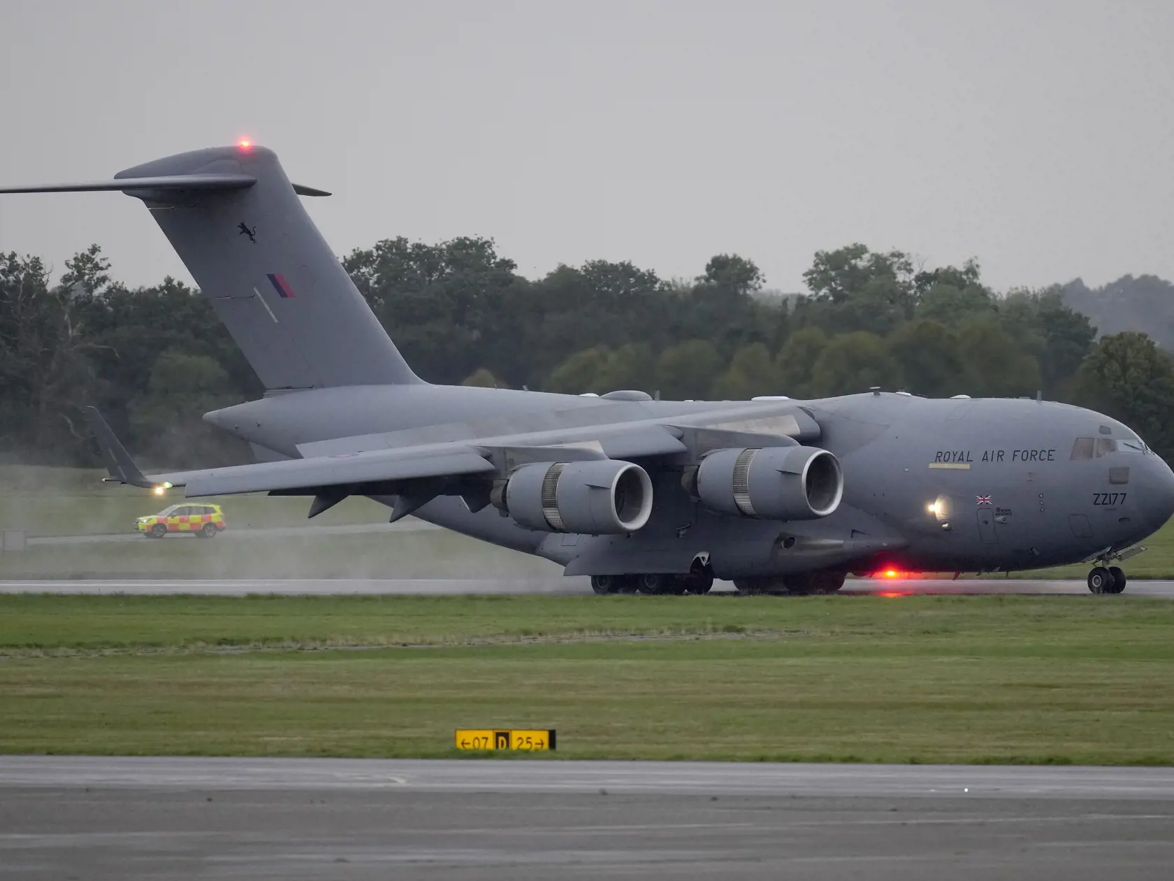Lietadlo RAF C17 prevážajúce rakvu s telesnými pozostatkami zosnulej britskej kráľovnej Alžbety II. pristáva na letisku RAF Northolt v Londýne 13. septembra 2022. Rakvu britskej kráľovnej Alžbety II. previezli dnes letecky zo Škótska do Londýna.