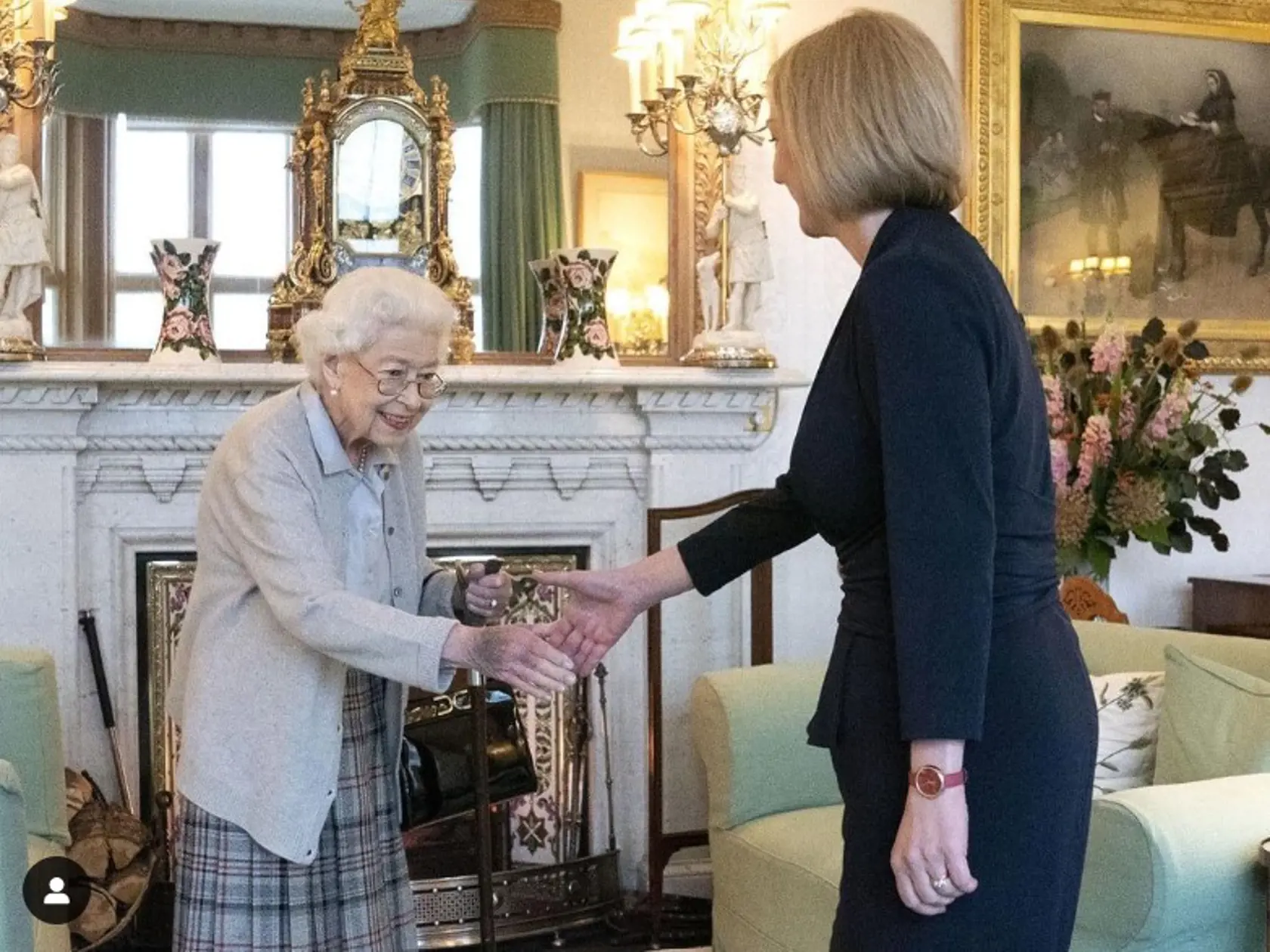 Novozvolená líderka britskej Konzervatívnej strany Liz Trussová sa v utorok oficiálne stala premiérkou. Kráľovná Alžbeta II. ju 7. septembra 2022, dva dni pred smrťou, poverila zostavením vlády vo svojom škótskom sídle Balmoral.