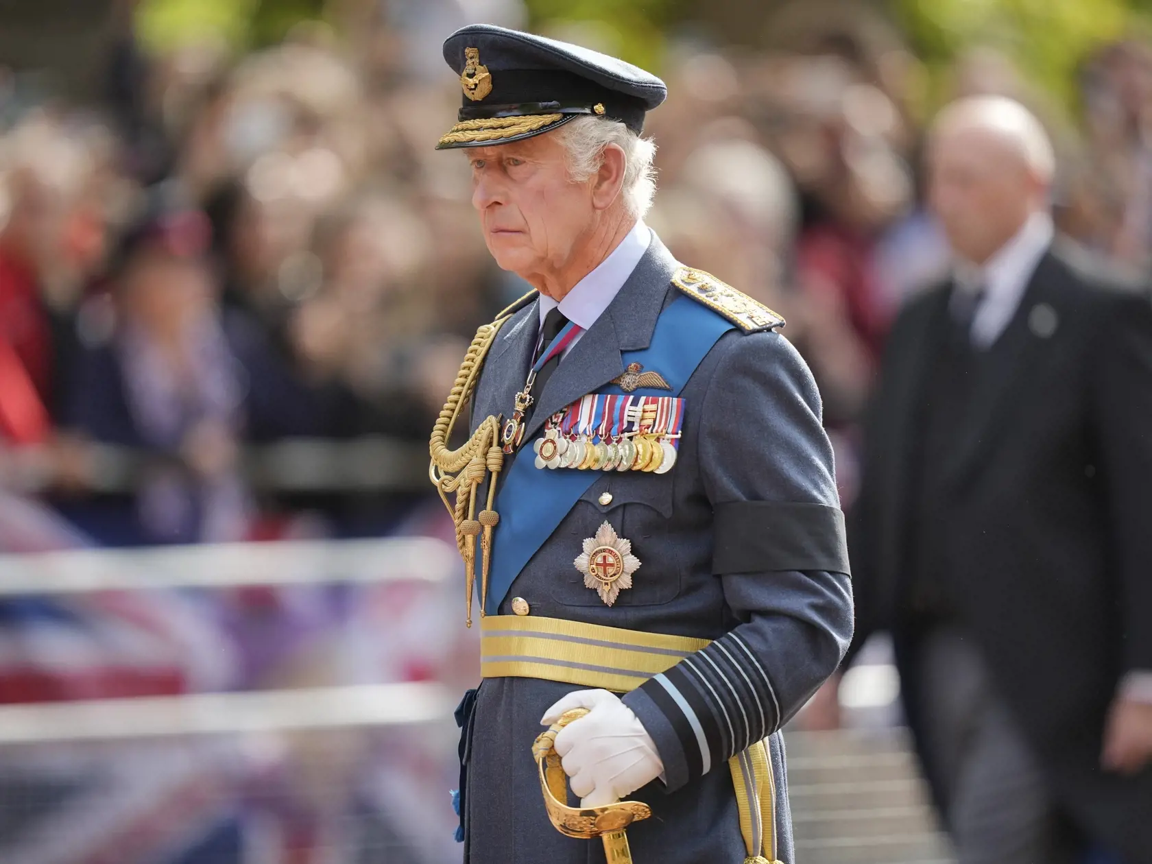 Britský kráľ Karol III. kráča za rakvou s telesnými pozostatkami zosnulej britskej kráľovnej Alžbety II. počas slávnostnej procesie z Buckinghamského paláca do Westminsterského paláca v Londýne 14. septembra 2022. Alžbetina rakva bude od stredy na štyri dni vystavená so štátnymi poctami vo Westminster Hall, najstaršej časti Westminsterského paláca.