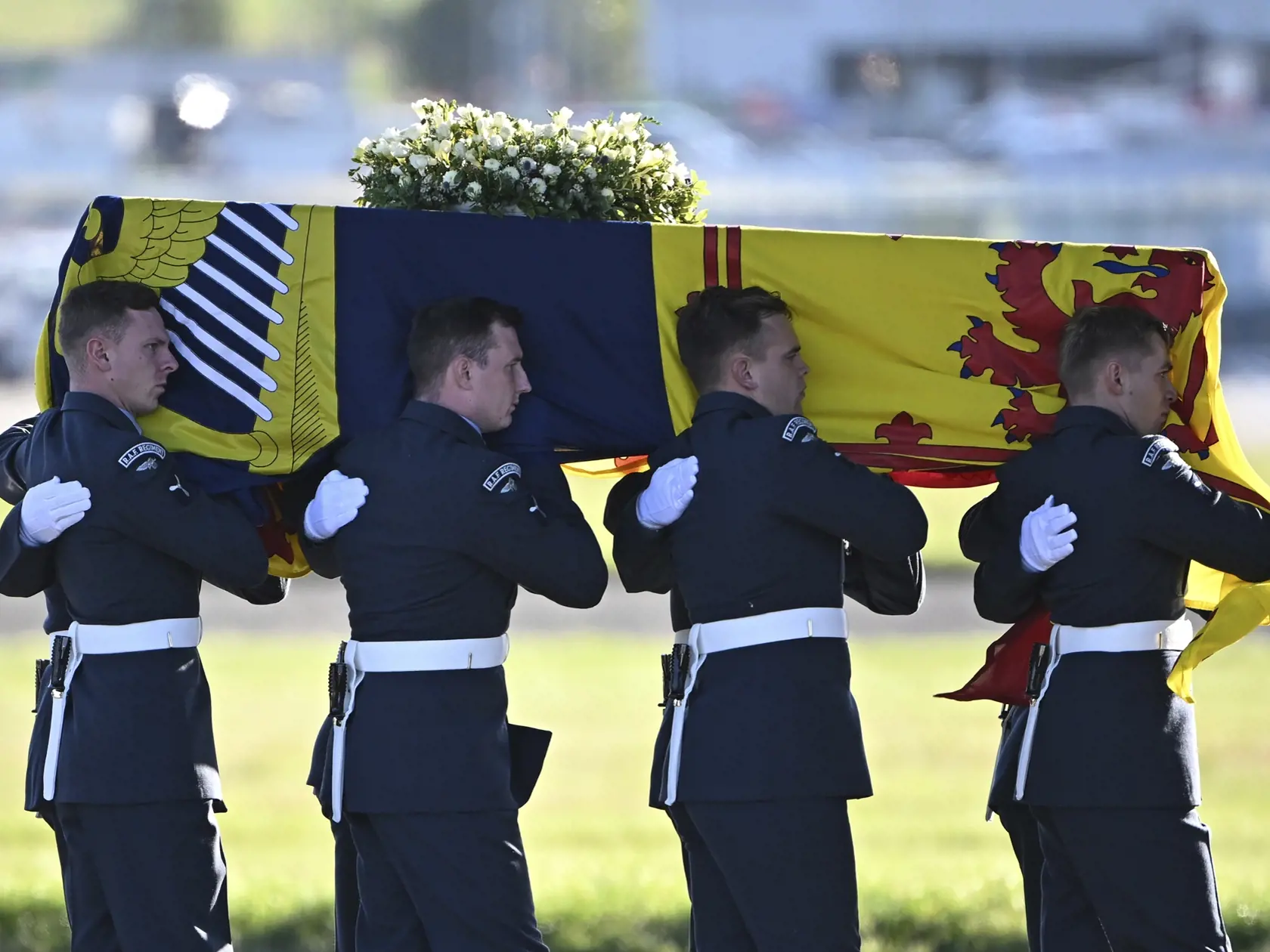 Príslušníci Kráľovských vzdušných síl (RAF) nesú rakvu s telesnými pozostatkami zosnulej britskej kráľovnej Alžbety II. na letisku v škótskom Edinburghu 13. septembra 2022.