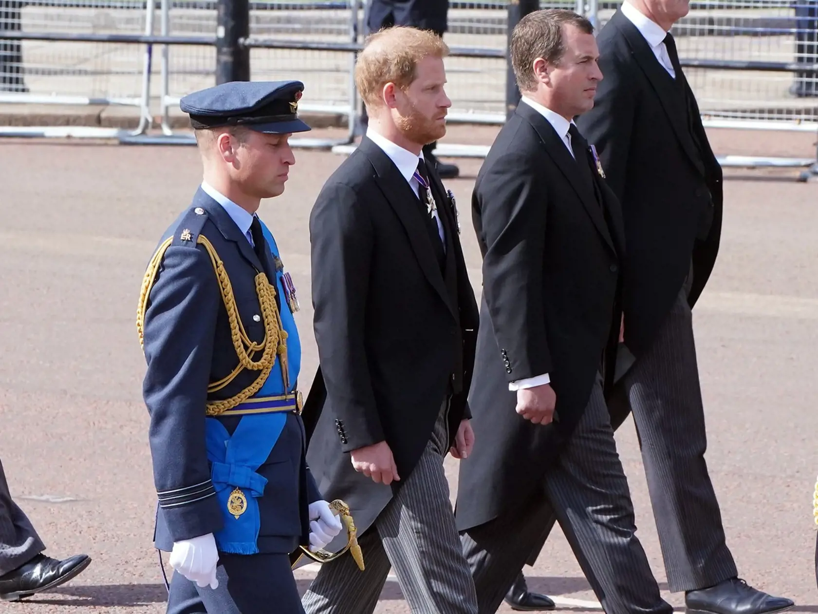 Smútočný sprievod kráľovnej Alžbety II. Na snímke princovia William a Harry,
