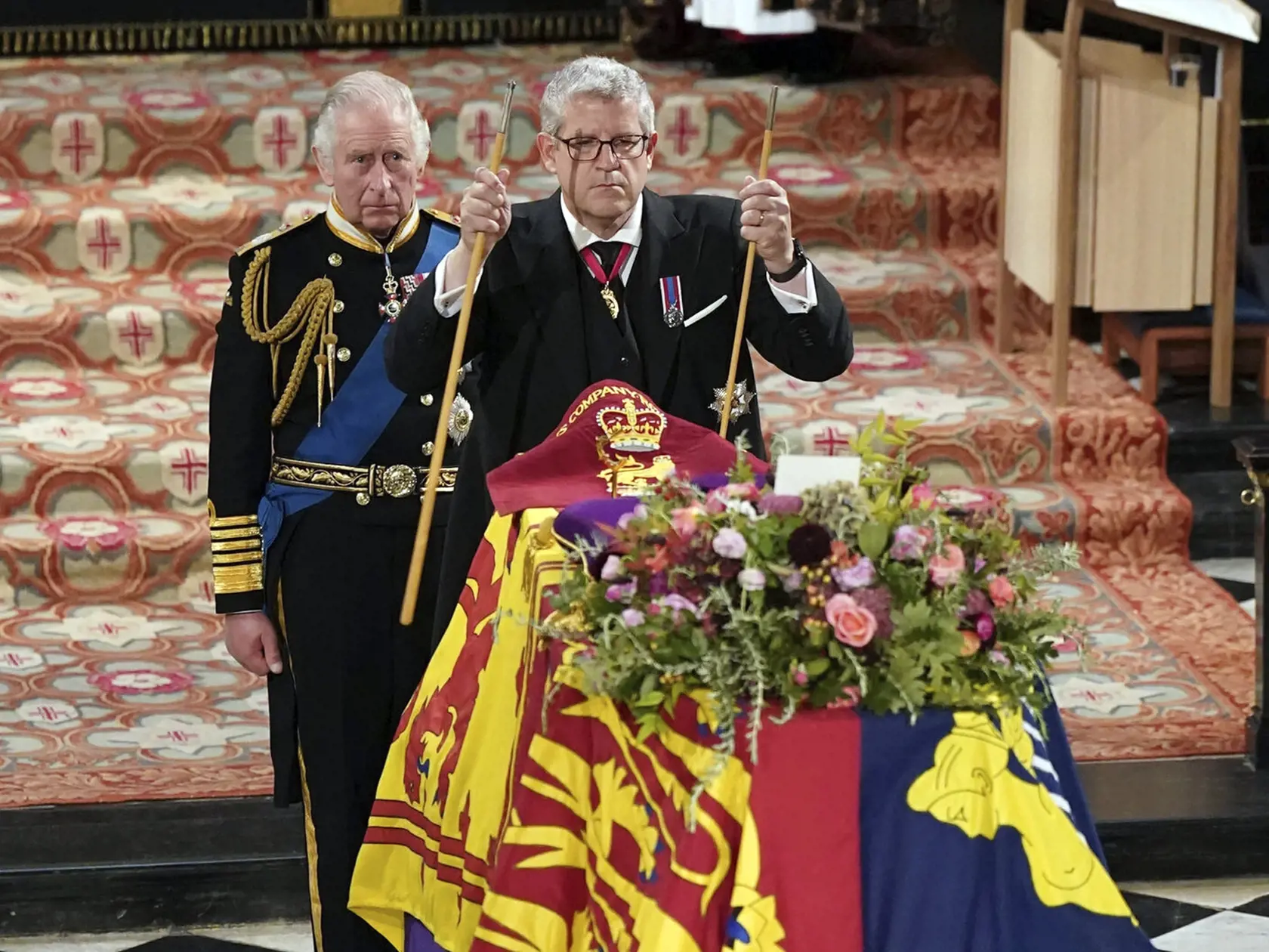 Na snímke lord komorník Baron Parker láme palicu na znak ukončenia jeho služby počas obradu rozžehnania sa s telom britskej kráľovnej Alžbety II. v Kaplnke svätého Juraja na hrade Windsor v pondelok 19. septembra 2022.