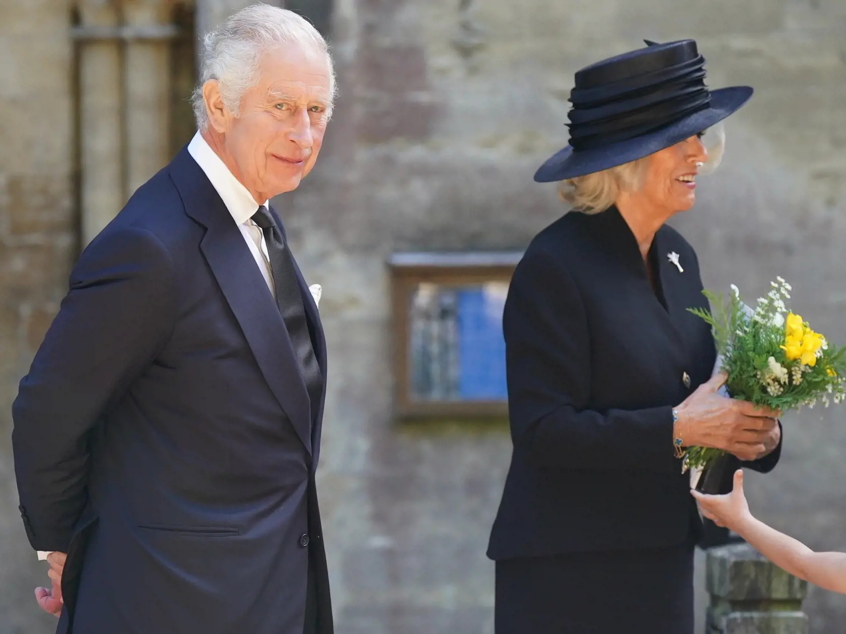 Britský kráľ Karol III. (vľavo) a Camilla, kráľovná manželka odchádzajú z katedrály Llandaff po bohoslužbe a modlitbe pre zosnulú britskú kráľovnú Alžbetu II. v Cardiffe vo Walese 16. septembra 2022. Alžbetina rakva je od stredy na štyri dni vystavená so štátnymi poctami vo Westminster Hall, najstaršej časti Westminsterského paláca.