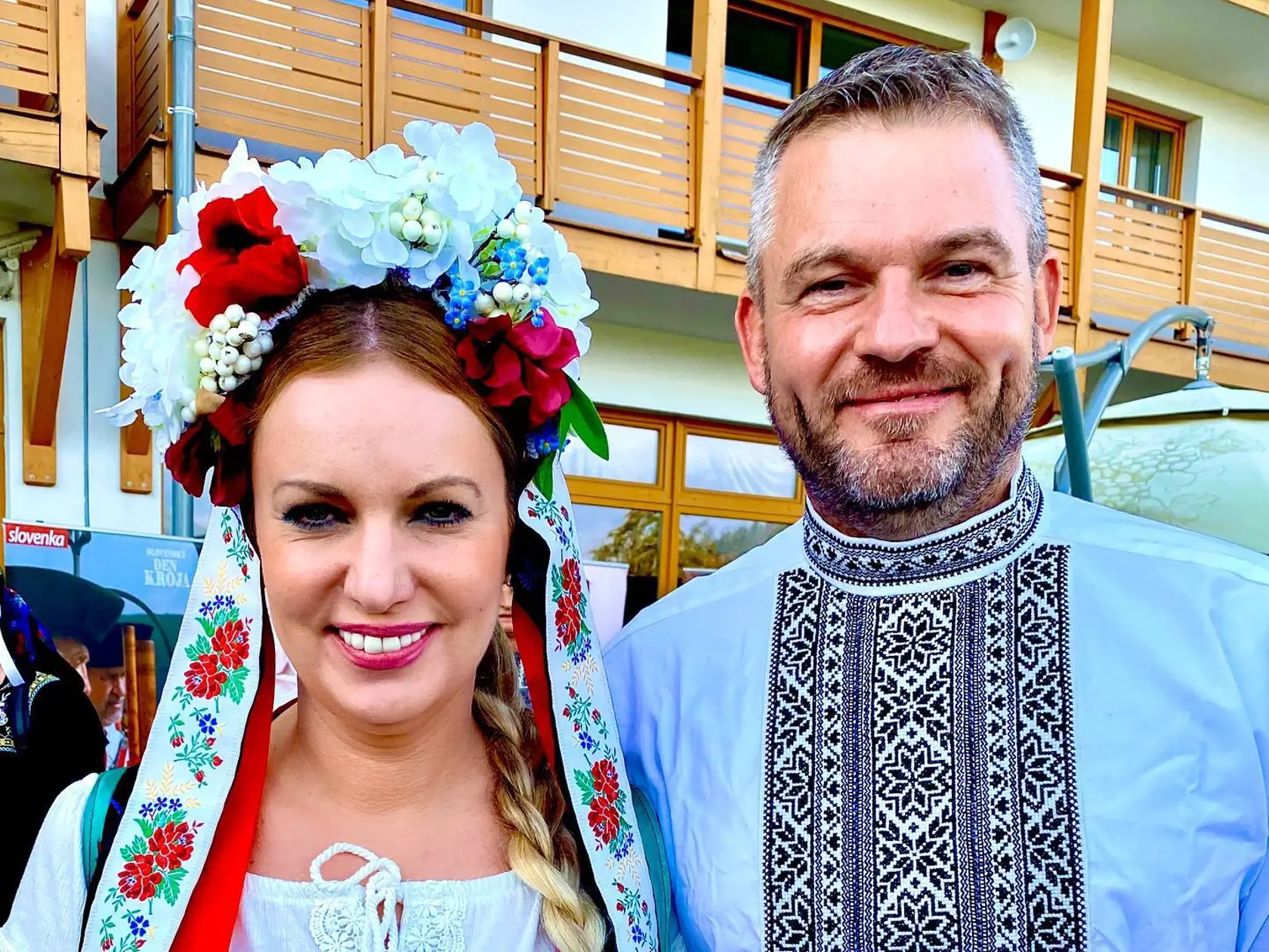 "Folklór v srdci. Presne tak to vyzeralo na Donovaloch, kde sa opäť stretli šikovní ľudia všetkých generácií v nádherných a pestrých slovenských krojoch," napísal Peter Pellegrini.
